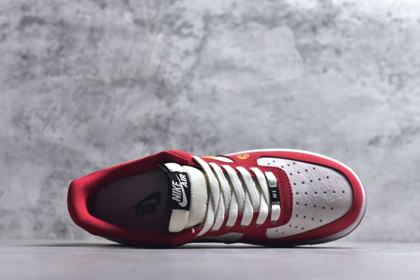 图片[4]-#🐎2026马年限定款Nike Air Force 1 炸街来袭！红黑金撞色搭配鎏金Swoosh，鞋身烫金“2026”字样+立体马形挂饰，生肖主题细节拉满。经典AF1气垫中底脚感软糯，专属编码款稀缺典藏，新年上脚既藏国风年味，又稳站街头潮范C位！ 货号：JP2026-139 尺码：36 36.5 37.5 38 38.5 39 40 40.5 41 42 42.5 43 44 44.5 45-选品中心