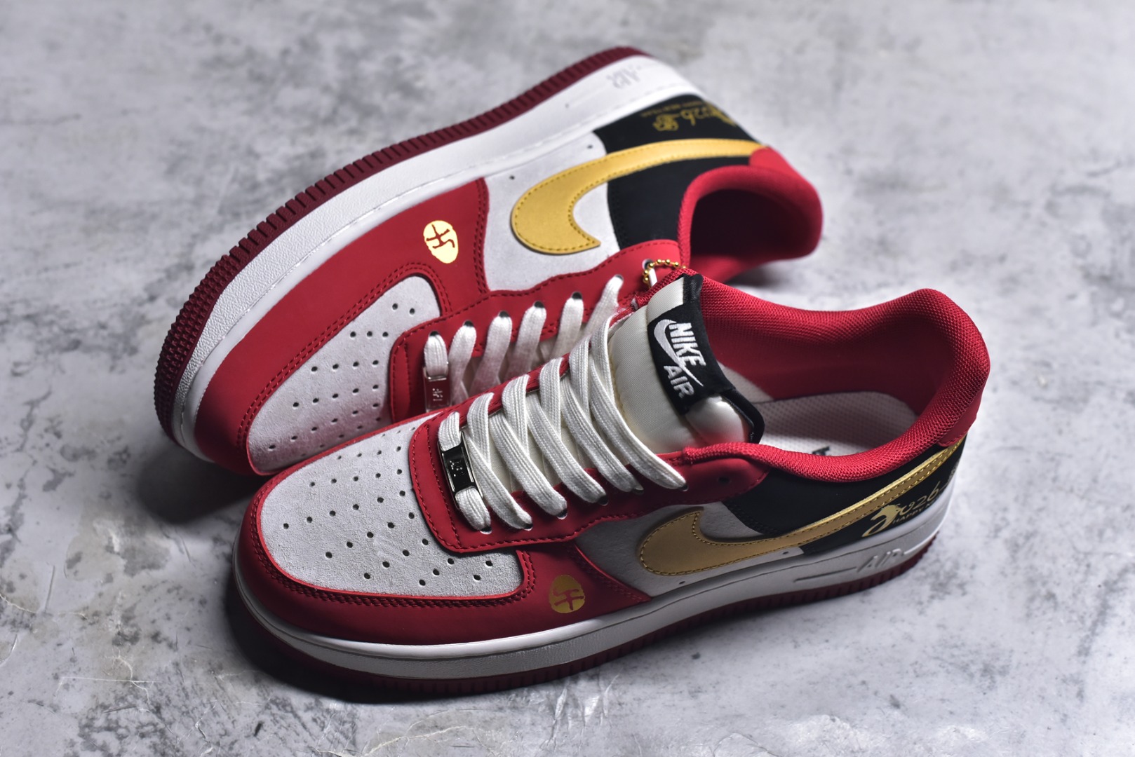 图片[7]-#🐎2026马年限定款Nike Air Force 1 炸街来袭！红黑金撞色搭配鎏金Swoosh，鞋身烫金“2026”字样+立体马形挂饰，生肖主题细节拉满。经典AF1气垫中底脚感软糯，专属编码款稀缺典藏，新年上脚既藏国风年味，又稳站街头潮范C位！ 货号：JP2026-139 尺码：36 36.5 37.5 38 38.5 39 40 40.5 41 42 42.5 43 44 44.5 45-选品中心