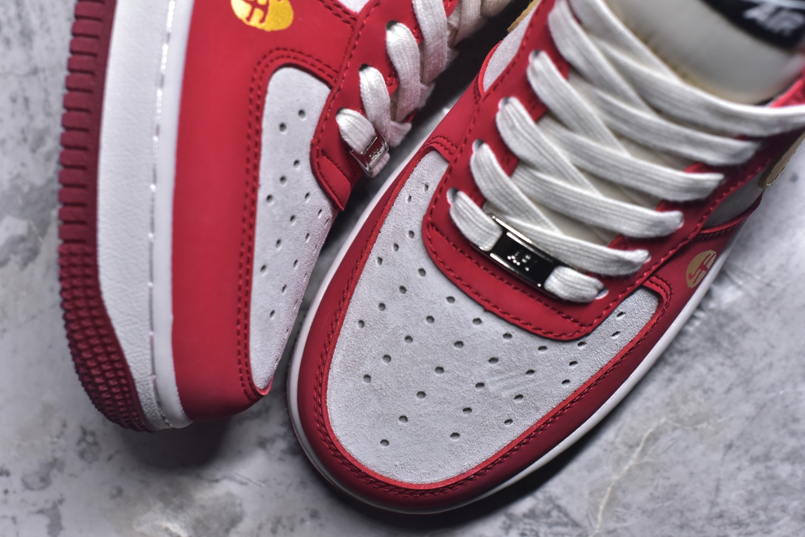 图片[8]-#🐎2026马年限定款Nike Air Force 1 炸街来袭！红黑金撞色搭配鎏金Swoosh，鞋身烫金“2026”字样+立体马形挂饰，生肖主题细节拉满。经典AF1气垫中底脚感软糯，专属编码款稀缺典藏，新年上脚既藏国风年味，又稳站街头潮范C位！ 货号：JP2026-139 尺码：36 36.5 37.5 38 38.5 39 40 40.5 41 42 42.5 43 44 44.5 45-选品中心