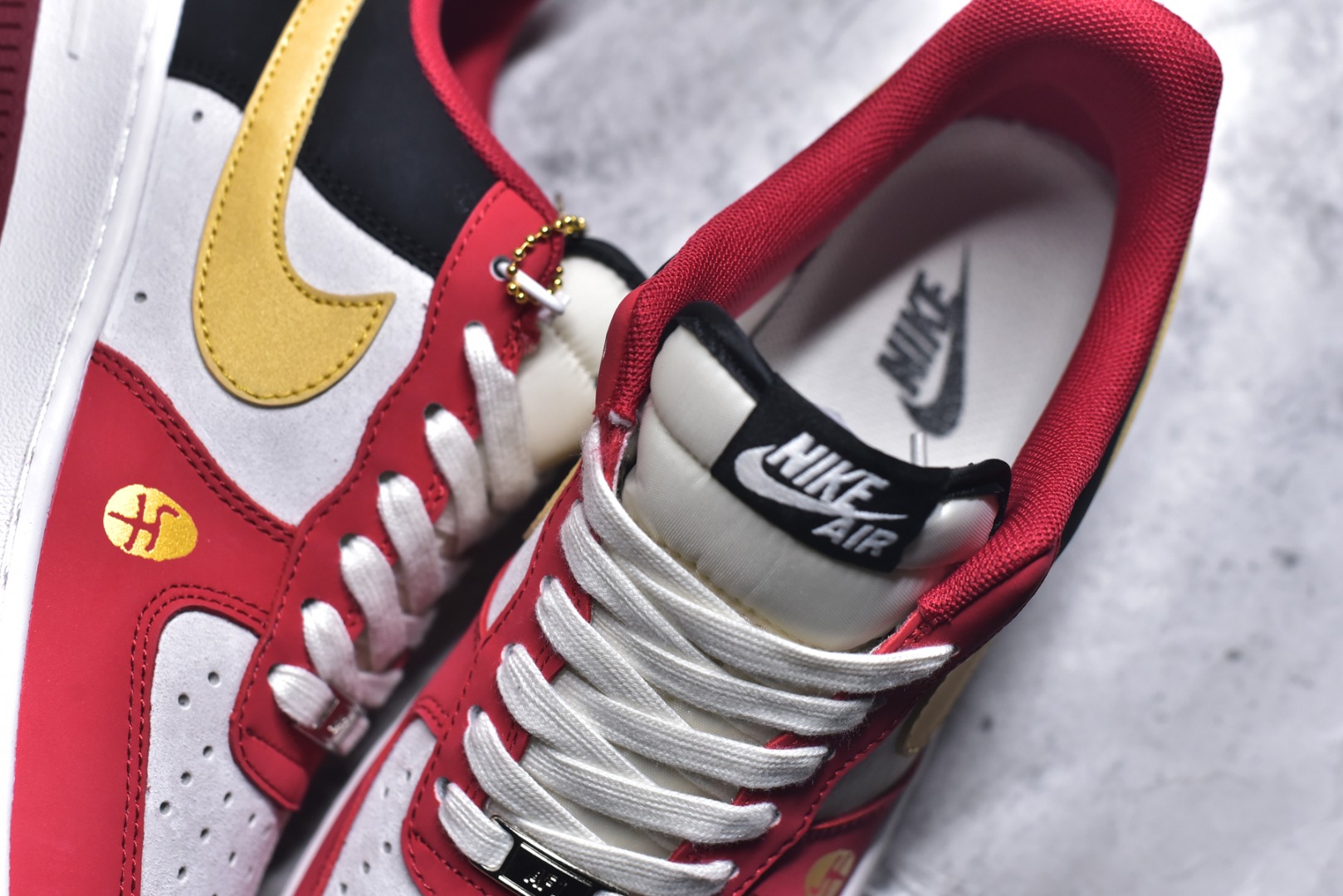 图片[9]-#🐎2026马年限定款Nike Air Force 1 炸街来袭！红黑金撞色搭配鎏金Swoosh，鞋身烫金“2026”字样+立体马形挂饰，生肖主题细节拉满。经典AF1气垫中底脚感软糯，专属编码款稀缺典藏，新年上脚既藏国风年味，又稳站街头潮范C位！ 货号：JP2026-139 尺码：36 36.5 37.5 38 38.5 39 40 40.5 41 42 42.5 43 44 44.5 45-选品中心