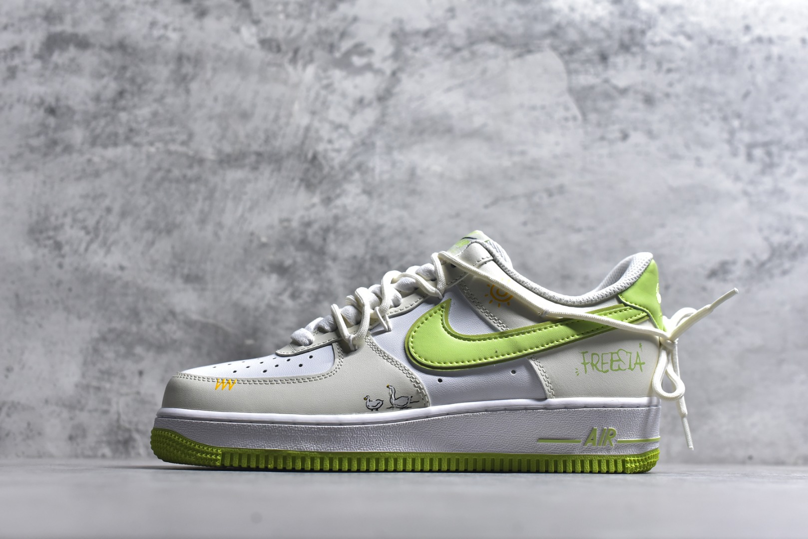 #“椰青奶盖”✨订制空军一号板鞋 该定制版球鞋选用原鞋款为Nike Air Force 1\'07空军一号，：鞋身融入手绘风格的太阳、简笔小图案，鞋侧印有“Freezia”字样，打破经典AF1的简约感，增添了随性的街头涂鸦气质；鞋舌与鞋帮的细节标印也与整体清新主题呼应，细节处充满巧思。 货号：YY2024-315 尺码： 36 36.5 37.5 38 38.5 39 40 40.5 41 42 42.5 43 44 44.5 45-选品中心