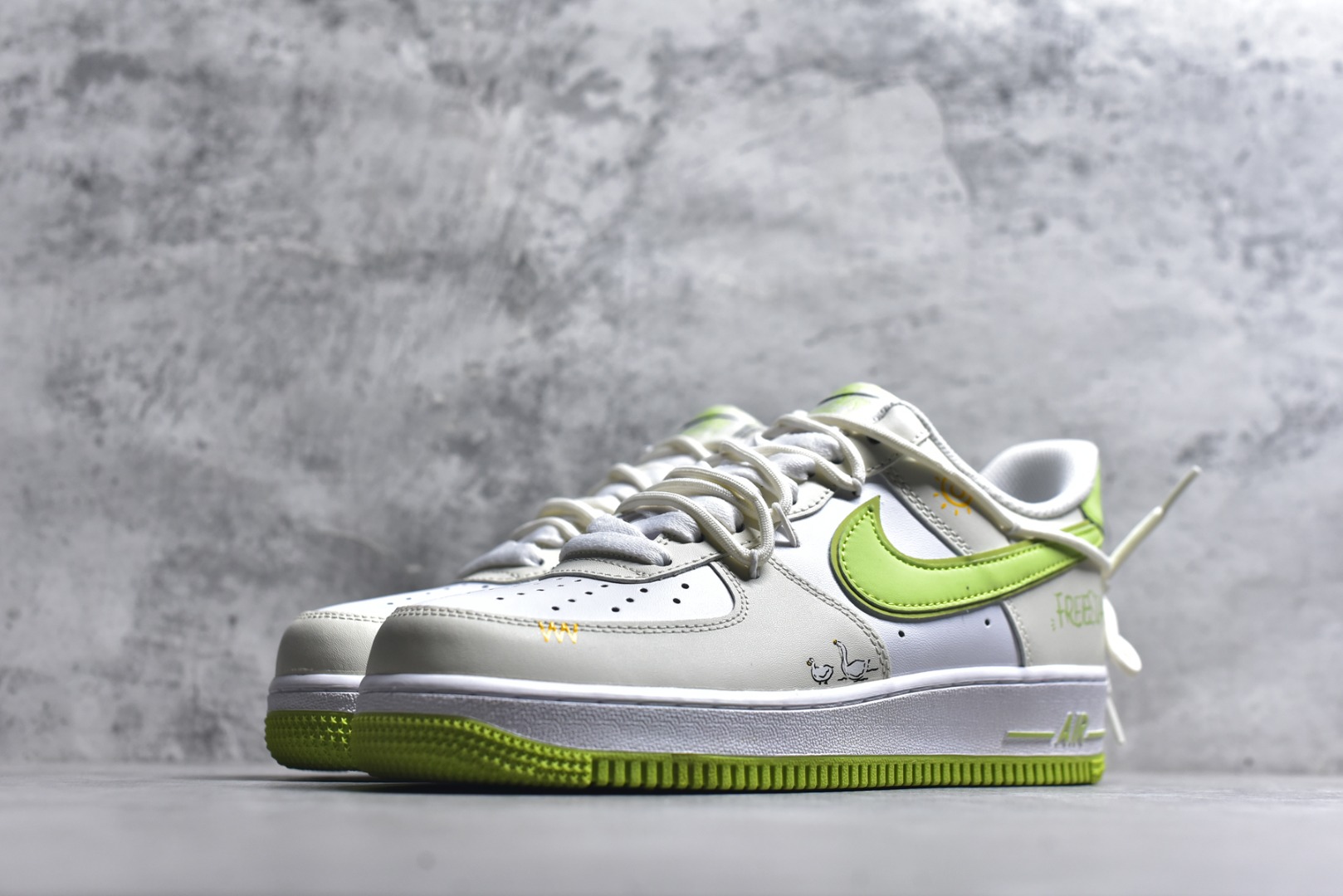 图片[2]-#“椰青奶盖”✨订制空军一号板鞋 该定制版球鞋选用原鞋款为Nike Air Force 1\’07空军一号，：鞋身融入手绘风格的太阳、简笔小图案，鞋侧印有“Freezia”字样，打破经典AF1的简约感，增添了随性的街头涂鸦气质；鞋舌与鞋帮的细节标印也与整体清新主题呼应，细节处充满巧思。 货号：YY2024-315 尺码： 36 36.5 37.5 38 38.5 39 40 40.5 41 42 42.5 43 44 44.5 45-选品中心