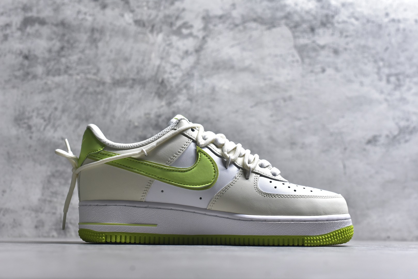 图片[3]-#“椰青奶盖”✨订制空军一号板鞋 该定制版球鞋选用原鞋款为Nike Air Force 1\’07空军一号，：鞋身融入手绘风格的太阳、简笔小图案，鞋侧印有“Freezia”字样，打破经典AF1的简约感，增添了随性的街头涂鸦气质；鞋舌与鞋帮的细节标印也与整体清新主题呼应，细节处充满巧思。 货号：YY2024-315 尺码： 36 36.5 37.5 38 38.5 39 40 40.5 41 42 42.5 43 44 44.5 45-选品中心