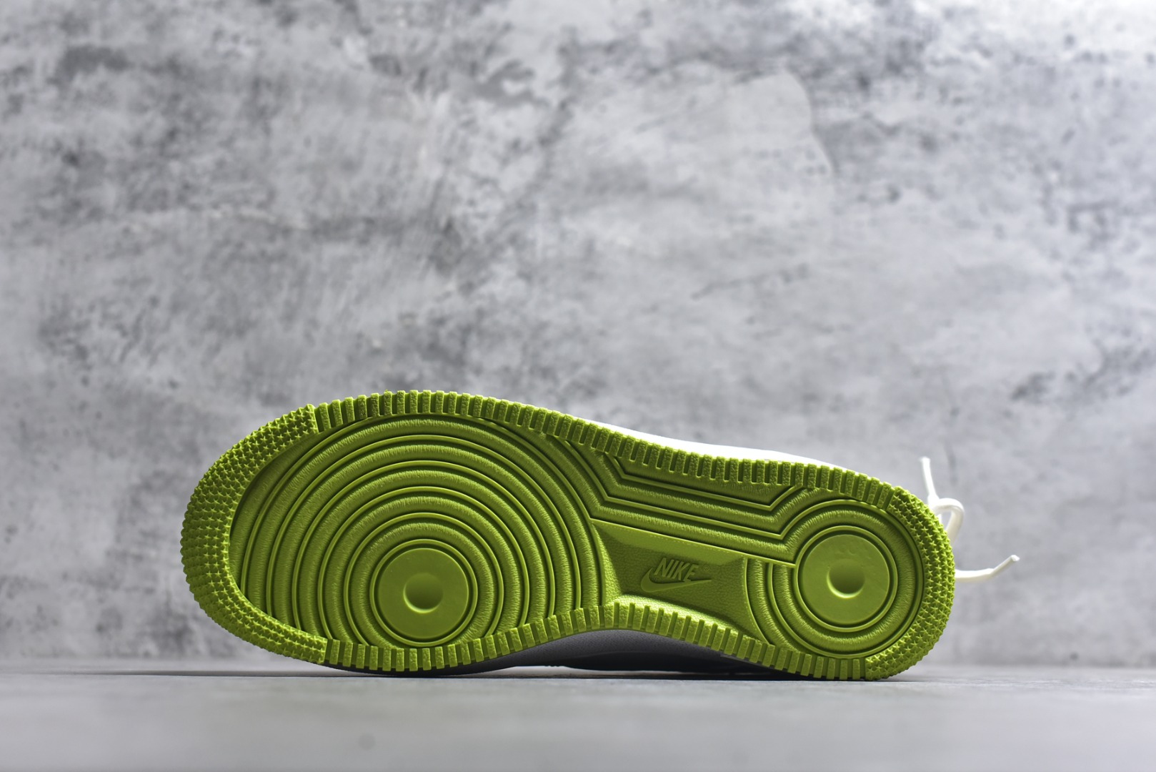 图片[6]-#“椰青奶盖”✨订制空军一号板鞋 该定制版球鞋选用原鞋款为Nike Air Force 1\’07空军一号，：鞋身融入手绘风格的太阳、简笔小图案，鞋侧印有“Freezia”字样，打破经典AF1的简约感，增添了随性的街头涂鸦气质；鞋舌与鞋帮的细节标印也与整体清新主题呼应，细节处充满巧思。 货号：YY2024-315 尺码： 36 36.5 37.5 38 38.5 39 40 40.5 41 42 42.5 43 44 44.5 45-选品中心