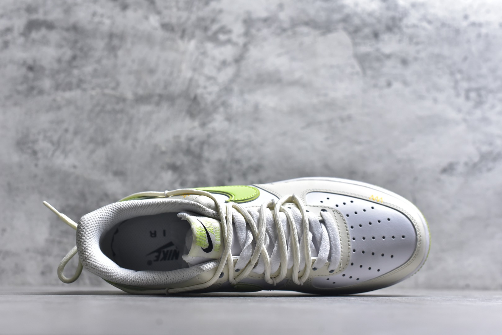 图片[4]-#“椰青奶盖”✨订制空军一号板鞋 该定制版球鞋选用原鞋款为Nike Air Force 1\’07空军一号，：鞋身融入手绘风格的太阳、简笔小图案，鞋侧印有“Freezia”字样，打破经典AF1的简约感，增添了随性的街头涂鸦气质；鞋舌与鞋帮的细节标印也与整体清新主题呼应，细节处充满巧思。 货号：YY2024-315 尺码： 36 36.5 37.5 38 38.5 39 40 40.5 41 42 42.5 43 44 44.5 45-选品中心