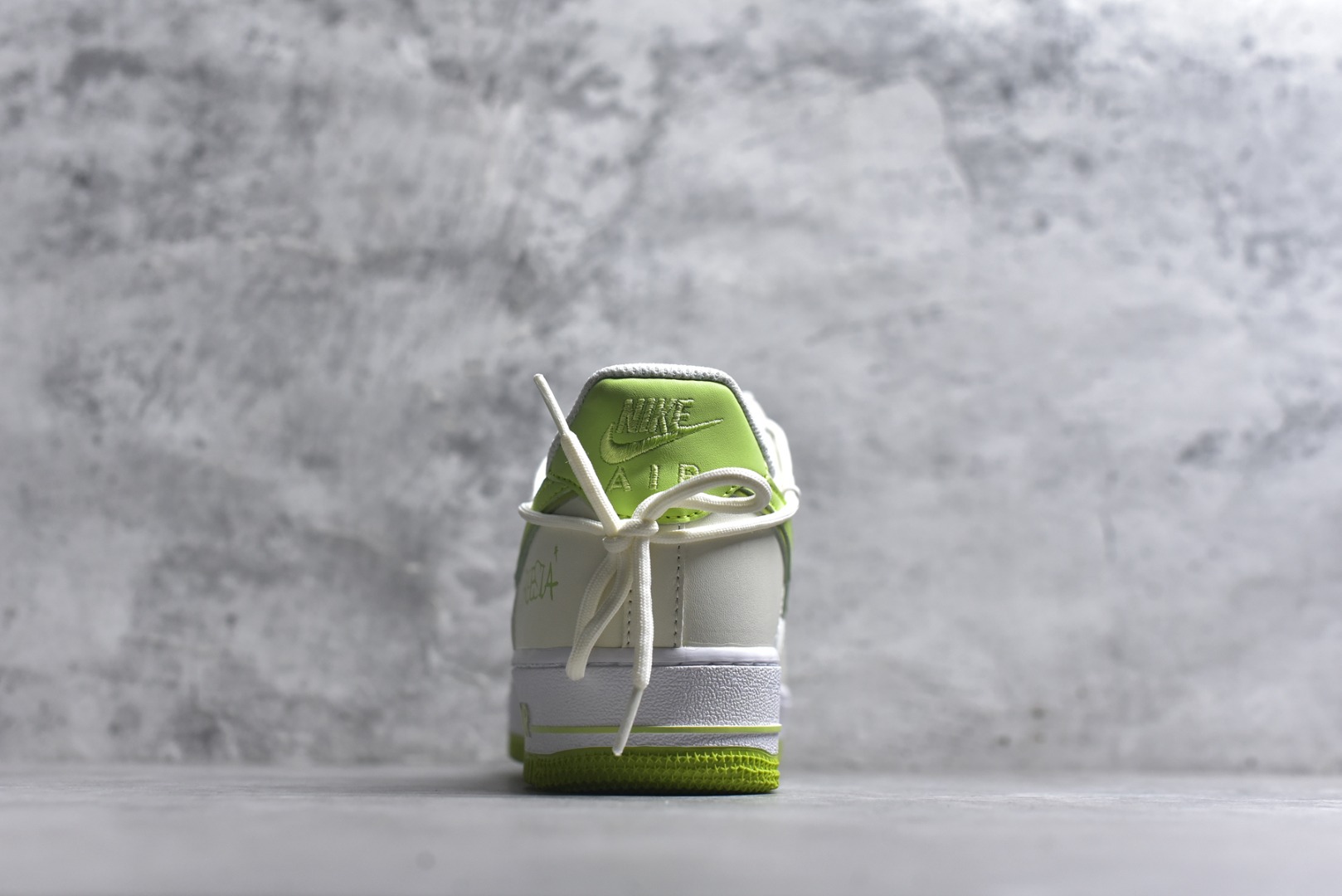 图片[5]-#“椰青奶盖”✨订制空军一号板鞋 该定制版球鞋选用原鞋款为Nike Air Force 1\’07空军一号，：鞋身融入手绘风格的太阳、简笔小图案，鞋侧印有“Freezia”字样，打破经典AF1的简约感，增添了随性的街头涂鸦气质；鞋舌与鞋帮的细节标印也与整体清新主题呼应，细节处充满巧思。 货号：YY2024-315 尺码： 36 36.5 37.5 38 38.5 39 40 40.5 41 42 42.5 43 44 44.5 45-选品中心