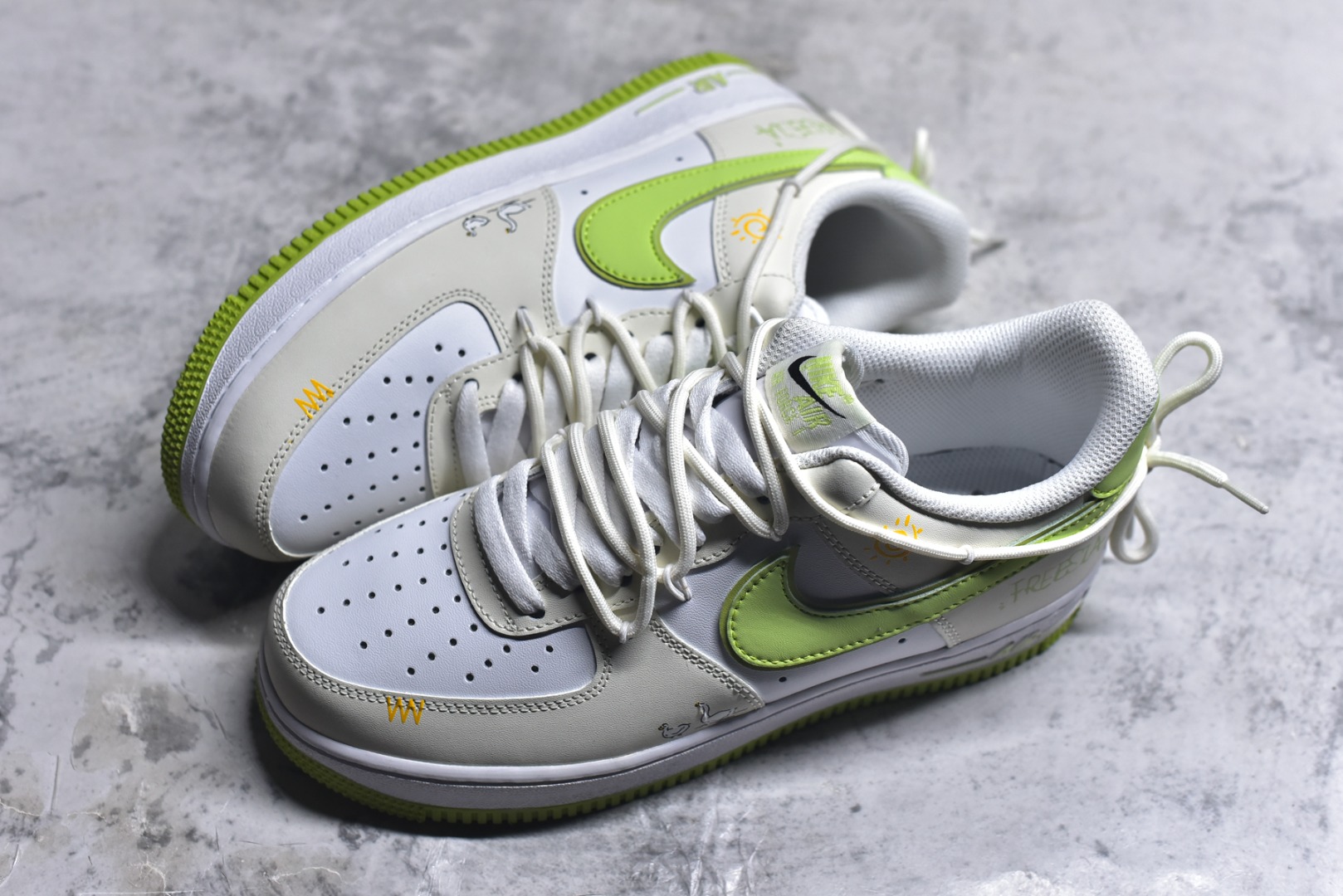 图片[7]-#“椰青奶盖”✨订制空军一号板鞋 该定制版球鞋选用原鞋款为Nike Air Force 1\’07空军一号，：鞋身融入手绘风格的太阳、简笔小图案，鞋侧印有“Freezia”字样，打破经典AF1的简约感，增添了随性的街头涂鸦气质；鞋舌与鞋帮的细节标印也与整体清新主题呼应，细节处充满巧思。 货号：YY2024-315 尺码： 36 36.5 37.5 38 38.5 39 40 40.5 41 42 42.5 43 44 44.5 45-选品中心