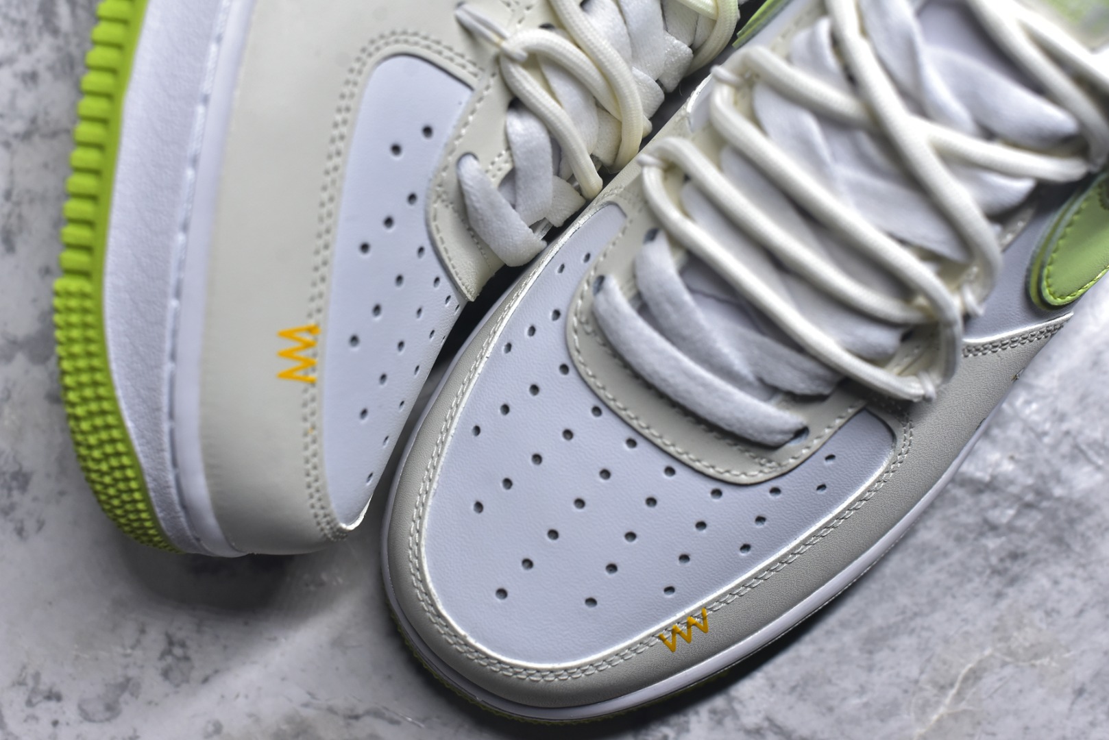 图片[8]-#“椰青奶盖”✨订制空军一号板鞋 该定制版球鞋选用原鞋款为Nike Air Force 1\’07空军一号，：鞋身融入手绘风格的太阳、简笔小图案，鞋侧印有“Freezia”字样，打破经典AF1的简约感，增添了随性的街头涂鸦气质；鞋舌与鞋帮的细节标印也与整体清新主题呼应，细节处充满巧思。 货号：YY2024-315 尺码： 36 36.5 37.5 38 38.5 39 40 40.5 41 42 42.5 43 44 44.5 45-选品中心