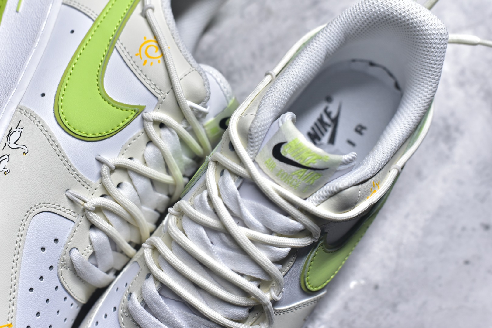 图片[9]-#“椰青奶盖”✨订制空军一号板鞋 该定制版球鞋选用原鞋款为Nike Air Force 1\’07空军一号，：鞋身融入手绘风格的太阳、简笔小图案，鞋侧印有“Freezia”字样，打破经典AF1的简约感，增添了随性的街头涂鸦气质；鞋舌与鞋帮的细节标印也与整体清新主题呼应，细节处充满巧思。 货号：YY2024-315 尺码： 36 36.5 37.5 38 38.5 39 40 40.5 41 42 42.5 43 44 44.5 45-选品中心