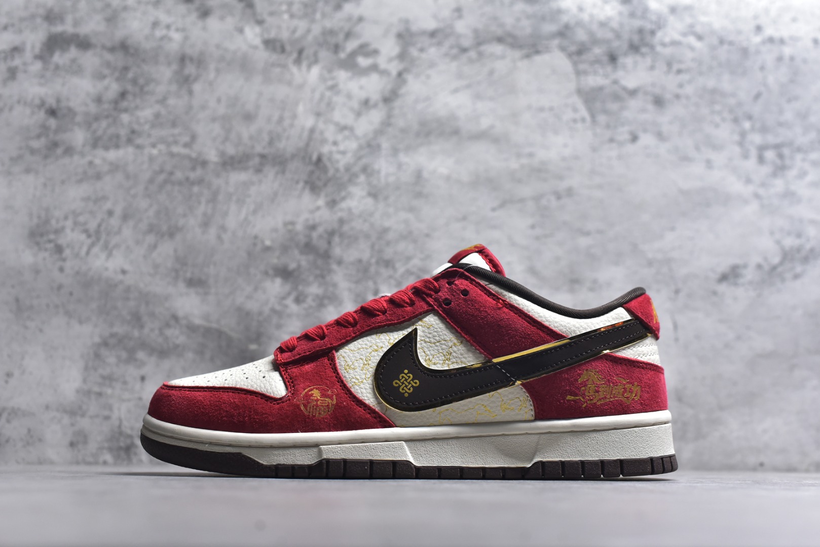 #🐎Nike SB Dunk Low 马年限定款年味拉满！红金撞色搭配麂皮鞋面，鞋身“马到成功”烫金字样、福字图腾与金色小马挂饰，把国风开运寓意焊在鞋上。经典SB Dunk Low低帮鞋型搭载软弹中底，滑板刷街、新年出街都适配，专属编码款稀缺典藏，上脚既藏新年仪式感，又稳占街头潮范C位！ 货号：DN3168-013 尺码：36 36.5 37.5 38 38.5 39 40 40.5 41 42 42.5 43 44 44.5 45-选品中心