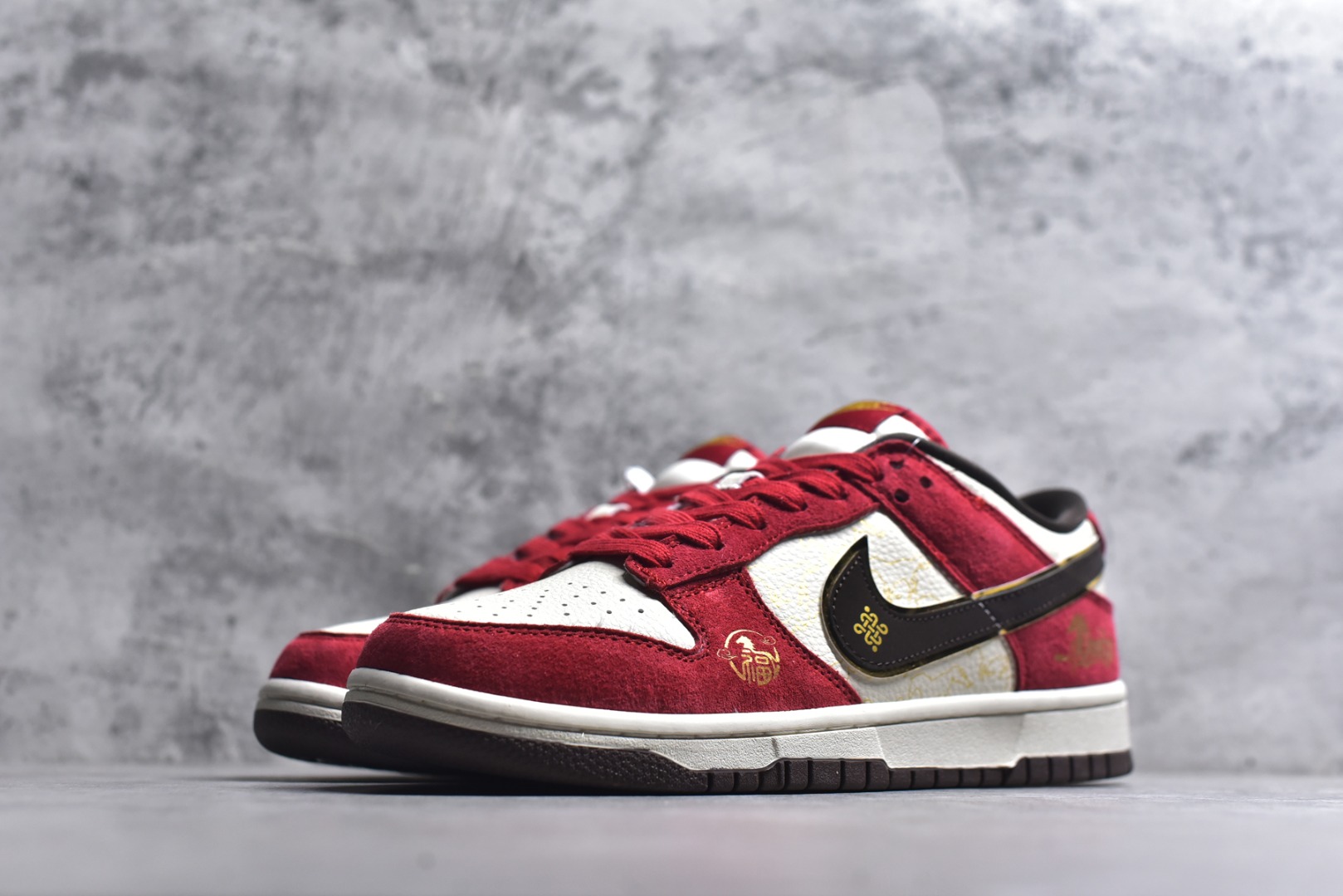 图片[2]-#🐎Nike SB Dunk Low 马年限定款年味拉满！红金撞色搭配麂皮鞋面，鞋身“马到成功”烫金字样、福字图腾与金色小马挂饰，把国风开运寓意焊在鞋上。经典SB Dunk Low低帮鞋型搭载软弹中底，滑板刷街、新年出街都适配，专属编码款稀缺典藏，上脚既藏新年仪式感，又稳占街头潮范C位！ 货号：DN3168-013 尺码：36 36.5 37.5 38 38.5 39 40 40.5 41 42 42.5 43 44 44.5 45-选品中心