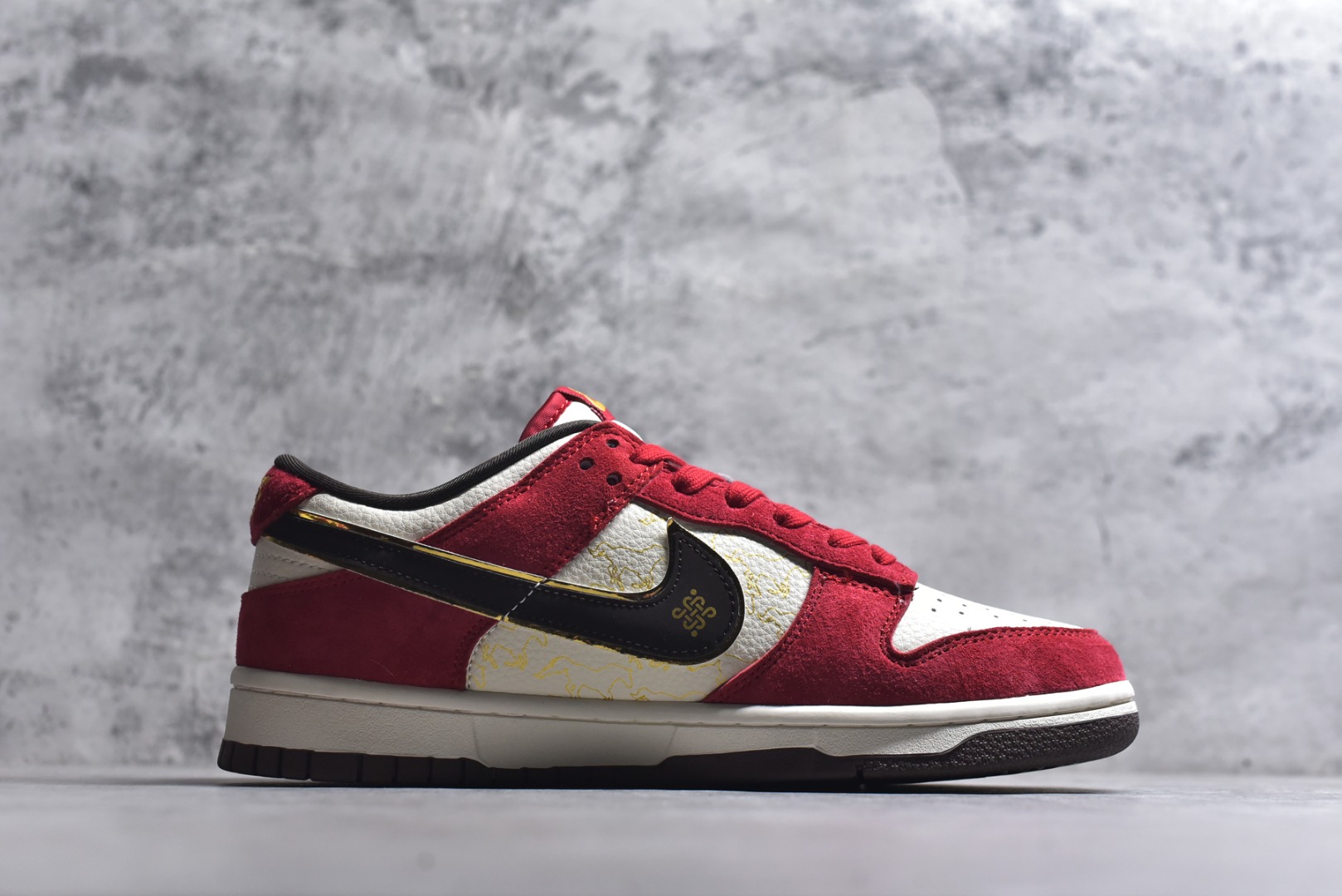图片[3]-#🐎Nike SB Dunk Low 马年限定款年味拉满！红金撞色搭配麂皮鞋面，鞋身“马到成功”烫金字样、福字图腾与金色小马挂饰，把国风开运寓意焊在鞋上。经典SB Dunk Low低帮鞋型搭载软弹中底，滑板刷街、新年出街都适配，专属编码款稀缺典藏，上脚既藏新年仪式感，又稳占街头潮范C位！ 货号：DN3168-013 尺码：36 36.5 37.5 38 38.5 39 40 40.5 41 42 42.5 43 44 44.5 45-选品中心