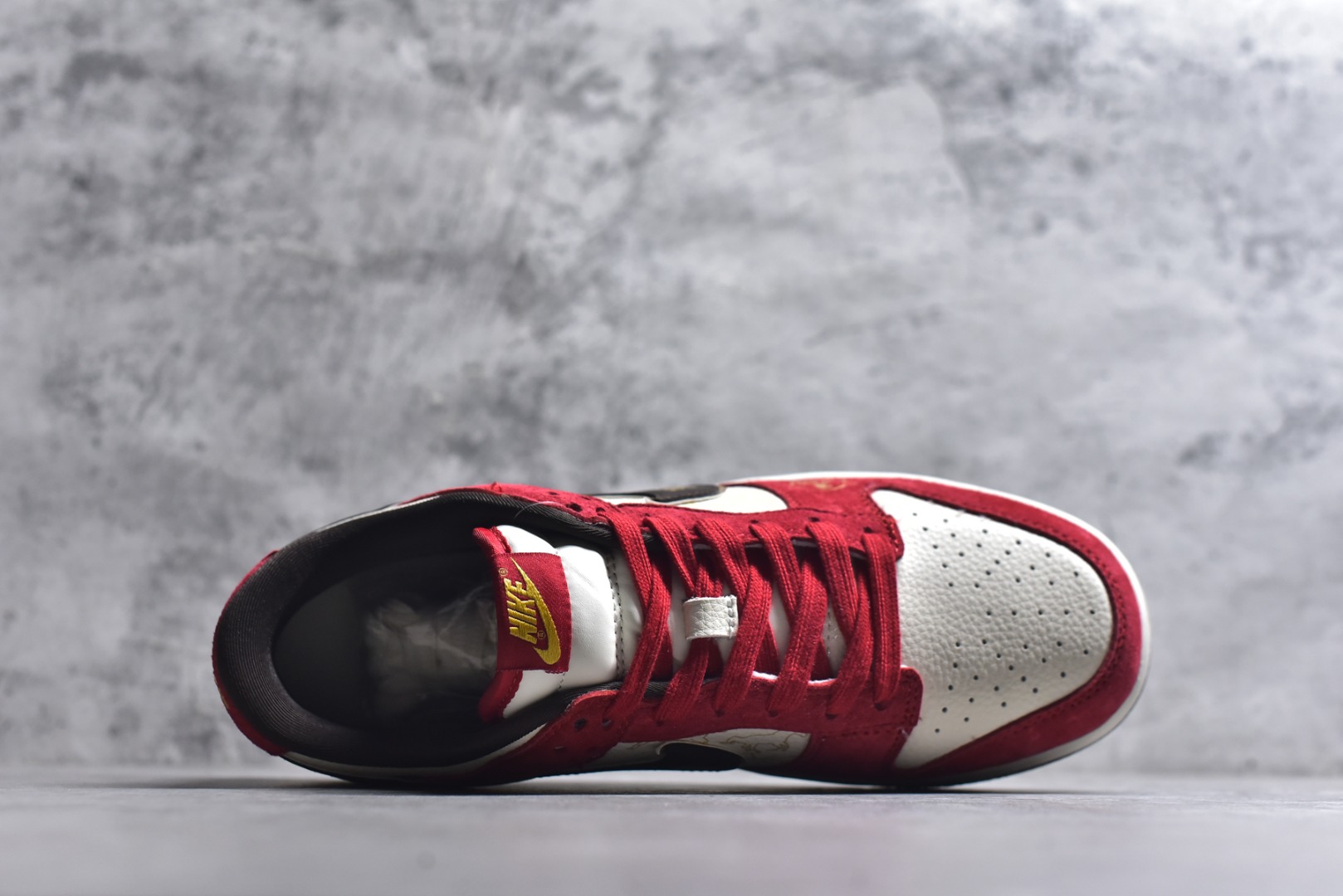 图片[4]-#🐎Nike SB Dunk Low 马年限定款年味拉满！红金撞色搭配麂皮鞋面，鞋身“马到成功”烫金字样、福字图腾与金色小马挂饰，把国风开运寓意焊在鞋上。经典SB Dunk Low低帮鞋型搭载软弹中底，滑板刷街、新年出街都适配，专属编码款稀缺典藏，上脚既藏新年仪式感，又稳占街头潮范C位！ 货号：DN3168-013 尺码：36 36.5 37.5 38 38.5 39 40 40.5 41 42 42.5 43 44 44.5 45-选品中心