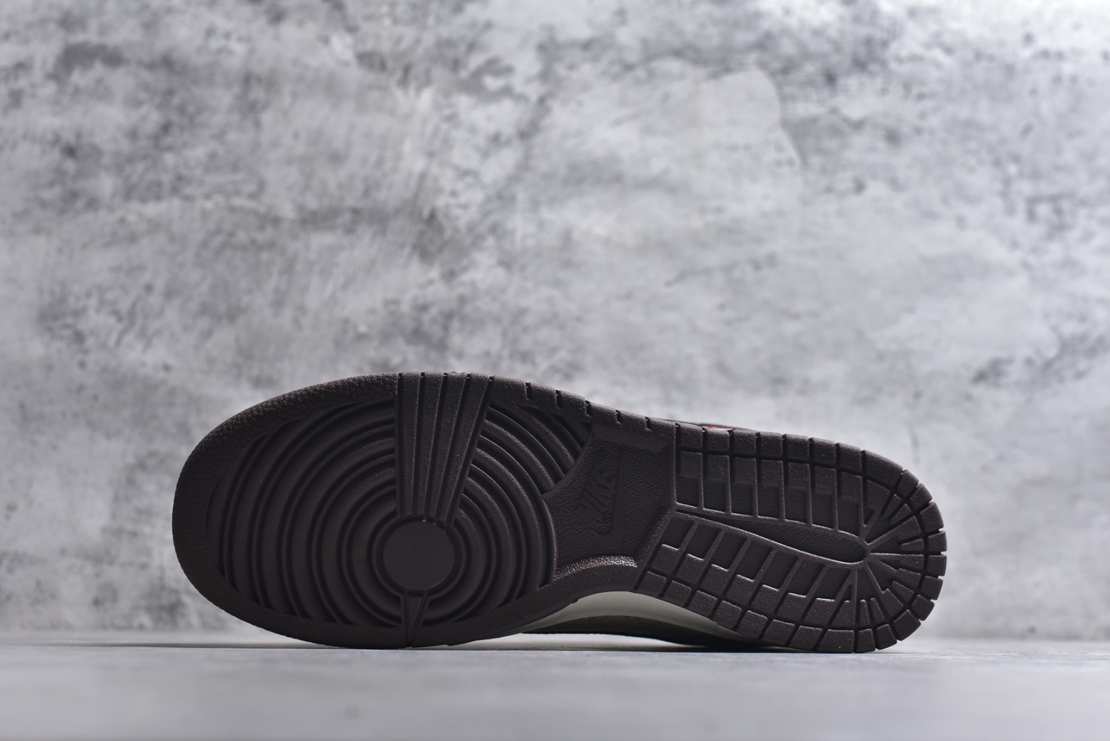 图片[6]-#🐎Nike SB Dunk Low 马年限定款年味拉满！红金撞色搭配麂皮鞋面，鞋身“马到成功”烫金字样、福字图腾与金色小马挂饰，把国风开运寓意焊在鞋上。经典SB Dunk Low低帮鞋型搭载软弹中底，滑板刷街、新年出街都适配，专属编码款稀缺典藏，上脚既藏新年仪式感，又稳占街头潮范C位！ 货号：DN3168-013 尺码：36 36.5 37.5 38 38.5 39 40 40.5 41 42 42.5 43 44 44.5 45-选品中心