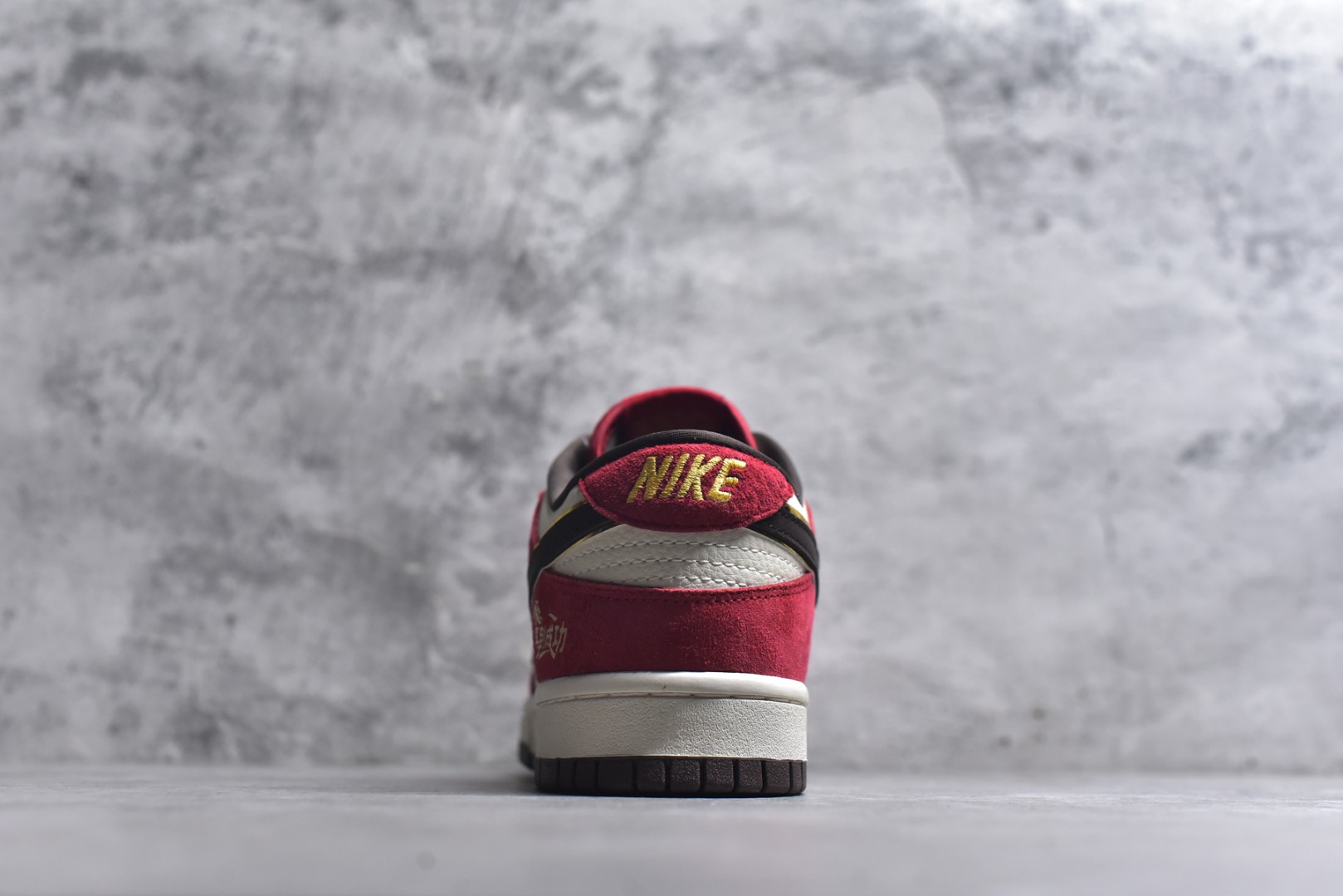 图片[5]-#🐎Nike SB Dunk Low 马年限定款年味拉满！红金撞色搭配麂皮鞋面，鞋身“马到成功”烫金字样、福字图腾与金色小马挂饰，把国风开运寓意焊在鞋上。经典SB Dunk Low低帮鞋型搭载软弹中底，滑板刷街、新年出街都适配，专属编码款稀缺典藏，上脚既藏新年仪式感，又稳占街头潮范C位！ 货号：DN3168-013 尺码：36 36.5 37.5 38 38.5 39 40 40.5 41 42 42.5 43 44 44.5 45-选品中心