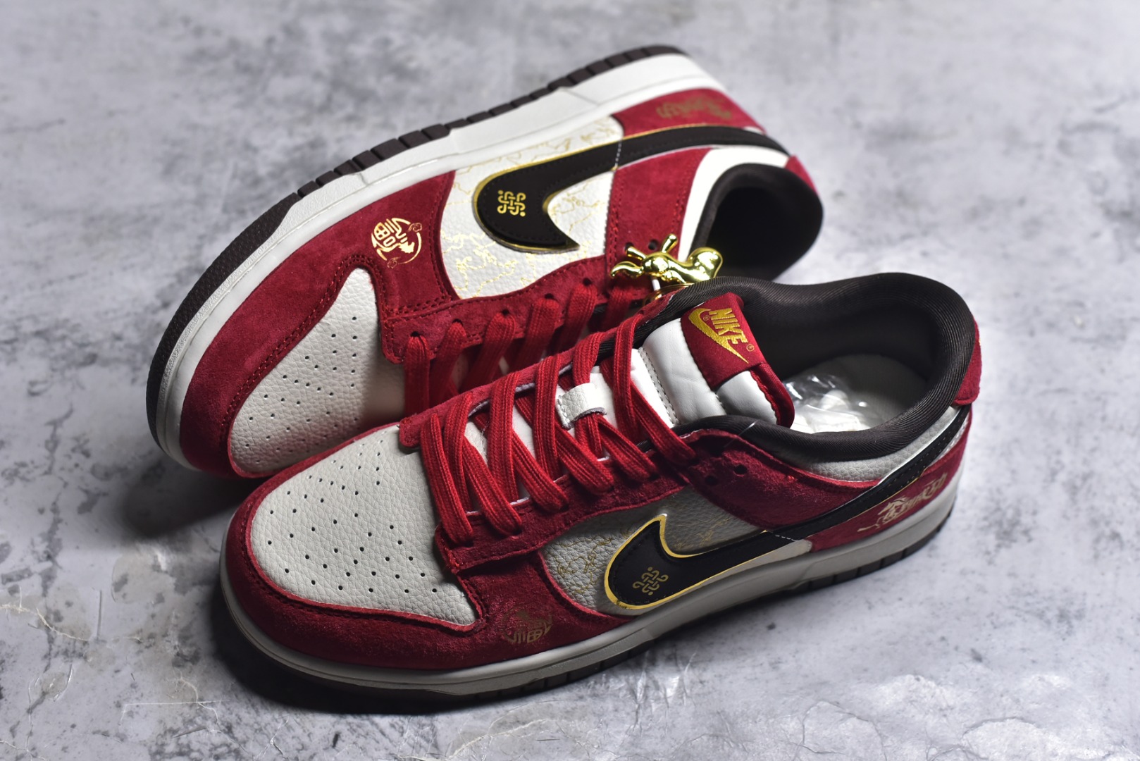 图片[7]-#🐎Nike SB Dunk Low 马年限定款年味拉满！红金撞色搭配麂皮鞋面，鞋身“马到成功”烫金字样、福字图腾与金色小马挂饰，把国风开运寓意焊在鞋上。经典SB Dunk Low低帮鞋型搭载软弹中底，滑板刷街、新年出街都适配，专属编码款稀缺典藏，上脚既藏新年仪式感，又稳占街头潮范C位！ 货号：DN3168-013 尺码：36 36.5 37.5 38 38.5 39 40 40.5 41 42 42.5 43 44 44.5 45-选品中心