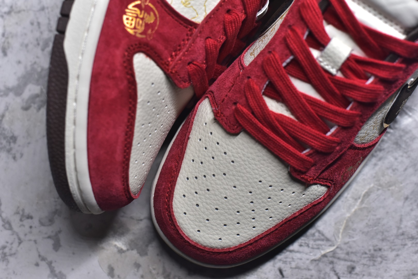 图片[8]-#🐎Nike SB Dunk Low 马年限定款年味拉满！红金撞色搭配麂皮鞋面，鞋身“马到成功”烫金字样、福字图腾与金色小马挂饰，把国风开运寓意焊在鞋上。经典SB Dunk Low低帮鞋型搭载软弹中底，滑板刷街、新年出街都适配，专属编码款稀缺典藏，上脚既藏新年仪式感，又稳占街头潮范C位！ 货号：DN3168-013 尺码：36 36.5 37.5 38 38.5 39 40 40.5 41 42 42.5 43 44 44.5 45-选品中心