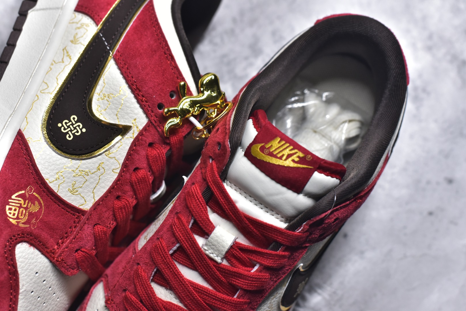 图片[9]-#🐎Nike SB Dunk Low 马年限定款年味拉满！红金撞色搭配麂皮鞋面，鞋身“马到成功”烫金字样、福字图腾与金色小马挂饰，把国风开运寓意焊在鞋上。经典SB Dunk Low低帮鞋型搭载软弹中底，滑板刷街、新年出街都适配，专属编码款稀缺典藏，上脚既藏新年仪式感，又稳占街头潮范C位！ 货号：DN3168-013 尺码：36 36.5 37.5 38 38.5 39 40 40.5 41 42 42.5 43 44 44.5 45-选品中心