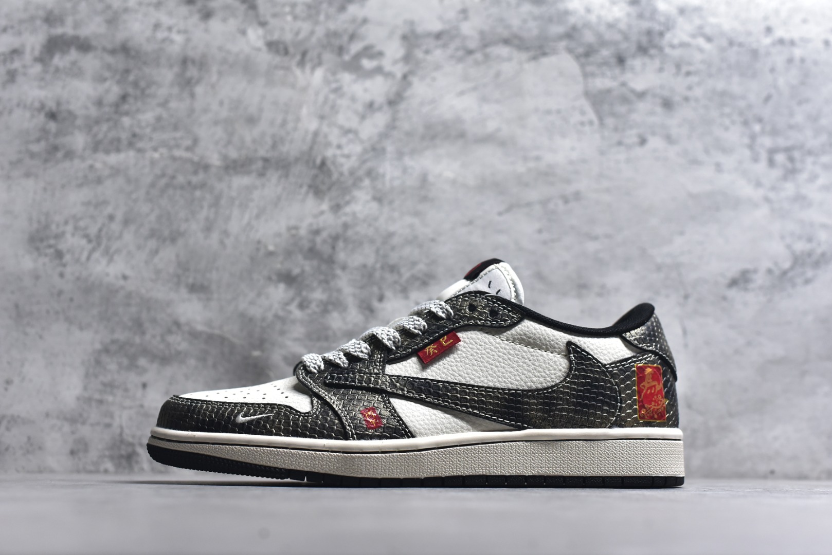 #Travis Scott x Fragment Design x Air Jordan 1 Low OG SP AJ1 蛇年限定 亮黑蛇纹 低帮文化休闲板鞋 YX5066-309 #多方联名合作融合了Travis Scott 独特的音乐风格，藤原浩个性的设计风格以及Jordan品牌的经典元素 使其成为一双具有独特身份和价值的鞋子 清新而立体的外观加上联名标识更突出了其独特身份 这种配色方案显示出活力和时尚感 在视觉上引人注目 鞋身的质感和细腻的细节处理使其显得高端而格调十足 这款“倒钩”联名是设计与创意完美结合 融合多方的个性风格是一款备受瞩目的潮流鞋款 尺码：36 36.5 37.5 38 38.5 39 40 40.5 41 42 42.5 43 44 44.5 45 9.E5-选品中心
