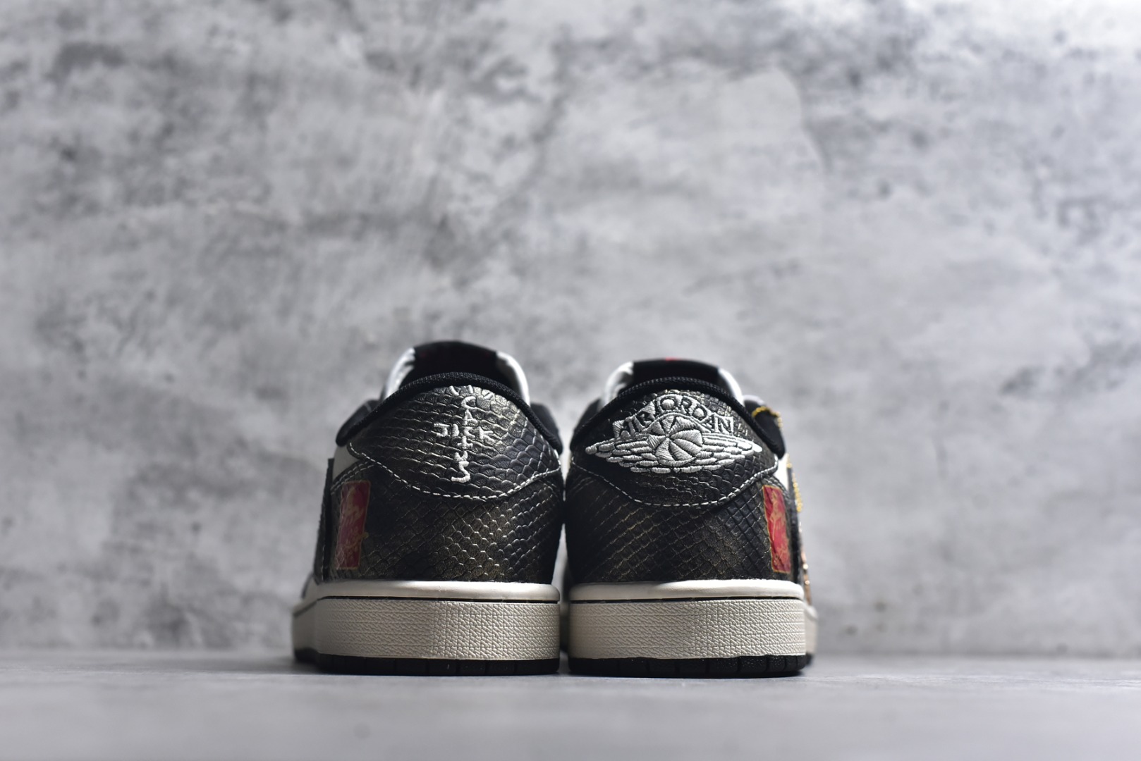 图片[5]-#Travis Scott x Fragment Design x Air Jordan 1 Low OG SP AJ1 蛇年限定 亮黑蛇纹 低帮文化休闲板鞋 YX5066-309 #多方联名合作融合了Travis Scott 独特的音乐风格，藤原浩个性的设计风格以及Jordan品牌的经典元素 使其成为一双具有独特身份和价值的鞋子 清新而立体的外观加上联名标识更突出了其独特身份 这种配色方案显示出活力和时尚感 在视觉上引人注目 鞋身的质感和细腻的细节处理使其显得高端而格调十足 这款“倒钩”联名是设计与创意完美结合 融合多方的个性风格是一款备受瞩目的潮流鞋款 尺码：36 36.5 37.5 38 38.5 39 40 40.5 41 42 42.5 43 44 44.5 45 9.E5-选品中心