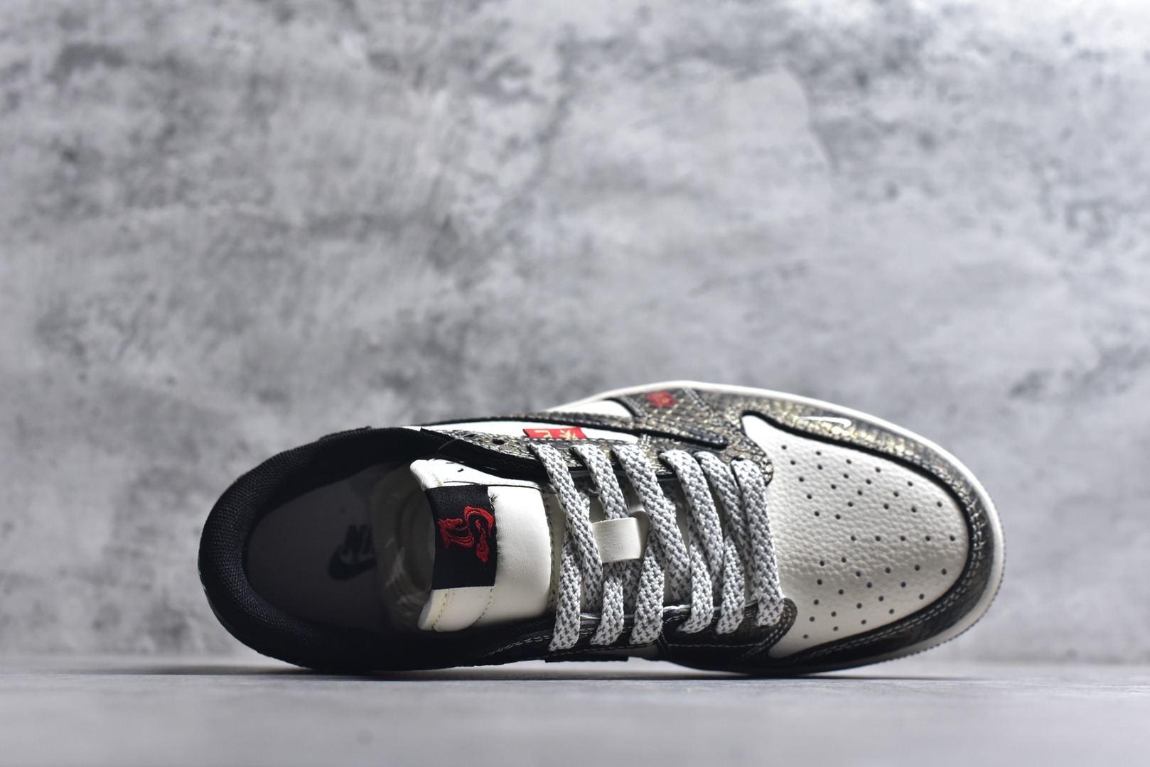 图片[4]-#Travis Scott x Fragment Design x Air Jordan 1 Low OG SP AJ1 蛇年限定 亮黑蛇纹 低帮文化休闲板鞋 YX5066-309 #多方联名合作融合了Travis Scott 独特的音乐风格，藤原浩个性的设计风格以及Jordan品牌的经典元素 使其成为一双具有独特身份和价值的鞋子 清新而立体的外观加上联名标识更突出了其独特身份 这种配色方案显示出活力和时尚感 在视觉上引人注目 鞋身的质感和细腻的细节处理使其显得高端而格调十足 这款“倒钩”联名是设计与创意完美结合 融合多方的个性风格是一款备受瞩目的潮流鞋款 尺码：36 36.5 37.5 38 38.5 39 40 40.5 41 42 42.5 43 44 44.5 45 9.E5-选品中心