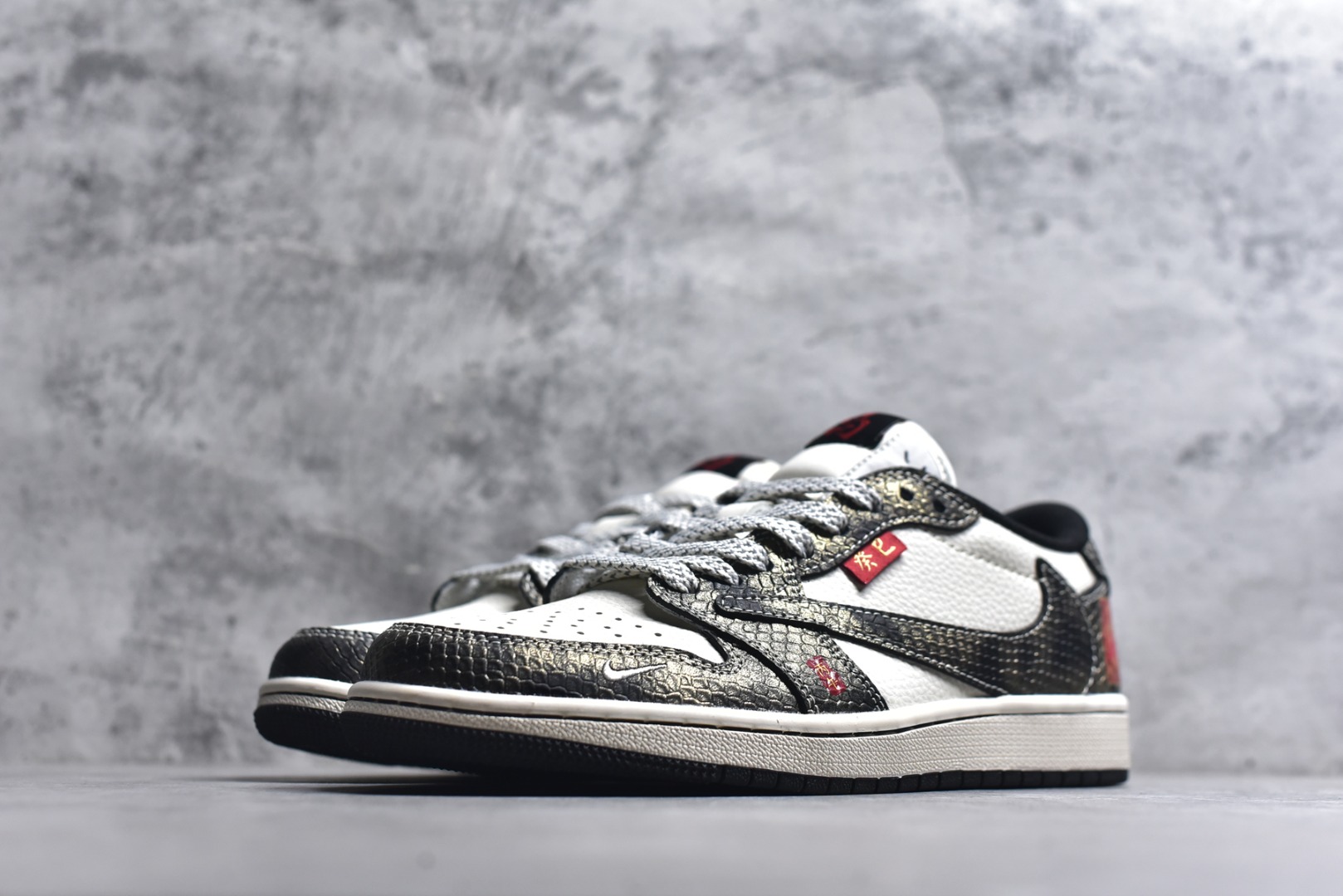 图片[2]-#Travis Scott x Fragment Design x Air Jordan 1 Low OG SP AJ1 蛇年限定 亮黑蛇纹 低帮文化休闲板鞋 YX5066-309 #多方联名合作融合了Travis Scott 独特的音乐风格，藤原浩个性的设计风格以及Jordan品牌的经典元素 使其成为一双具有独特身份和价值的鞋子 清新而立体的外观加上联名标识更突出了其独特身份 这种配色方案显示出活力和时尚感 在视觉上引人注目 鞋身的质感和细腻的细节处理使其显得高端而格调十足 这款“倒钩”联名是设计与创意完美结合 融合多方的个性风格是一款备受瞩目的潮流鞋款 尺码：36 36.5 37.5 38 38.5 39 40 40.5 41 42 42.5 43 44 44.5 45 9.E5-选品中心