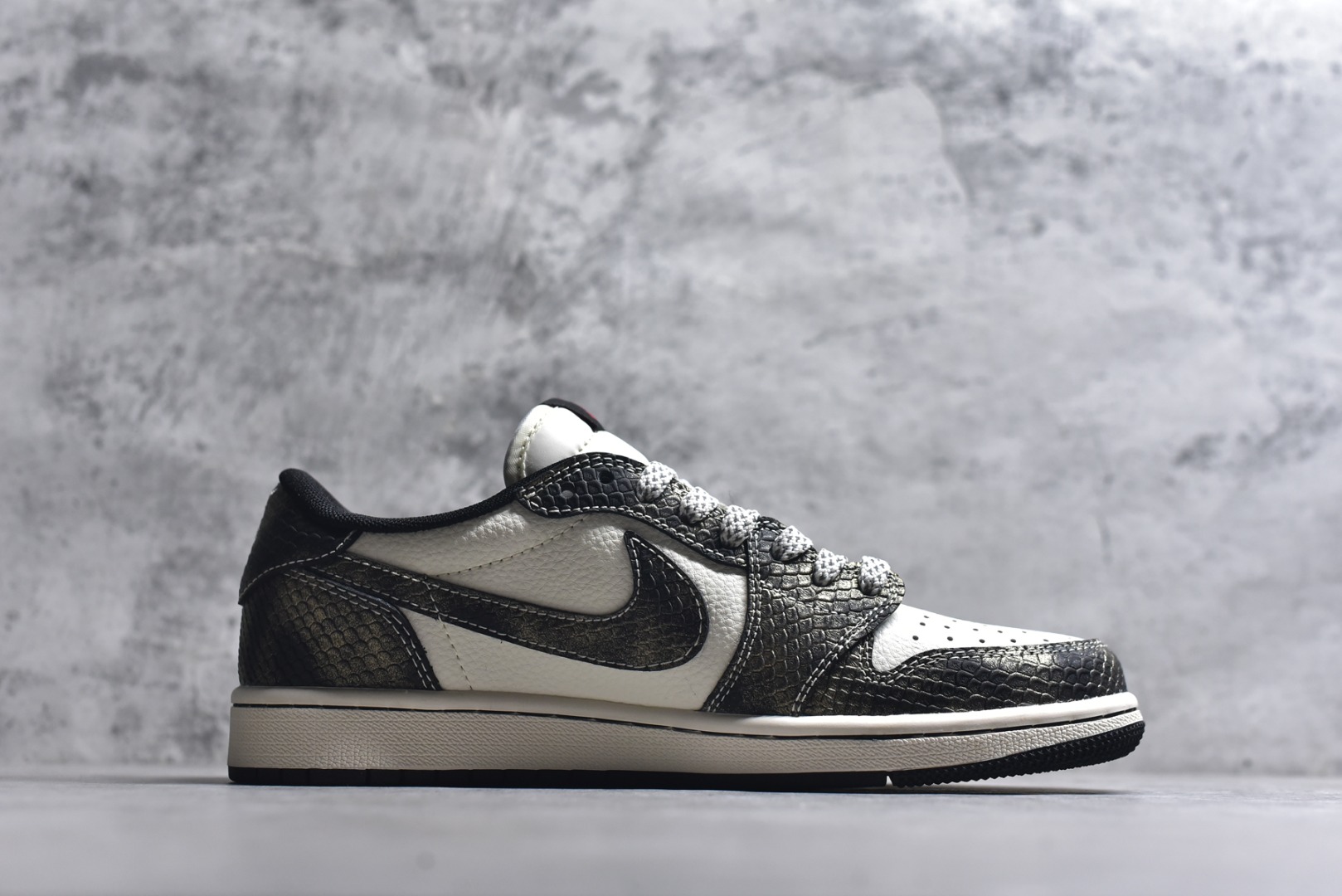 图片[3]-#Travis Scott x Fragment Design x Air Jordan 1 Low OG SP AJ1 蛇年限定 亮黑蛇纹 低帮文化休闲板鞋 YX5066-309 #多方联名合作融合了Travis Scott 独特的音乐风格，藤原浩个性的设计风格以及Jordan品牌的经典元素 使其成为一双具有独特身份和价值的鞋子 清新而立体的外观加上联名标识更突出了其独特身份 这种配色方案显示出活力和时尚感 在视觉上引人注目 鞋身的质感和细腻的细节处理使其显得高端而格调十足 这款“倒钩”联名是设计与创意完美结合 融合多方的个性风格是一款备受瞩目的潮流鞋款 尺码：36 36.5 37.5 38 38.5 39 40 40.5 41 42 42.5 43 44 44.5 45 9.E5-选品中心