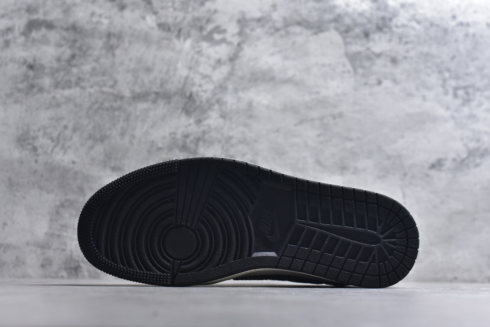 图片[6]-#Travis Scott x Fragment Design x Air Jordan 1 Low OG SP AJ1 蛇年限定 亮黑蛇纹 低帮文化休闲板鞋 YX5066-309 #多方联名合作融合了Travis Scott 独特的音乐风格，藤原浩个性的设计风格以及Jordan品牌的经典元素 使其成为一双具有独特身份和价值的鞋子 清新而立体的外观加上联名标识更突出了其独特身份 这种配色方案显示出活力和时尚感 在视觉上引人注目 鞋身的质感和细腻的细节处理使其显得高端而格调十足 这款“倒钩”联名是设计与创意完美结合 融合多方的个性风格是一款备受瞩目的潮流鞋款 尺码：36 36.5 37.5 38 38.5 39 40 40.5 41 42 42.5 43 44 44.5 45 9.E5-选品中心