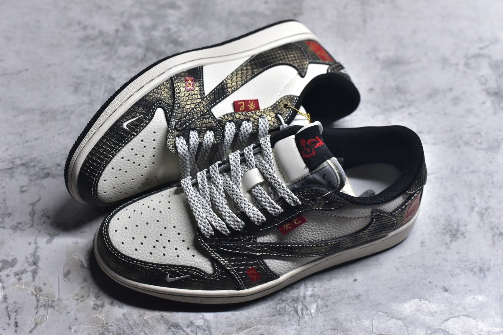 图片[7]-#Travis Scott x Fragment Design x Air Jordan 1 Low OG SP AJ1 蛇年限定 亮黑蛇纹 低帮文化休闲板鞋 YX5066-309 #多方联名合作融合了Travis Scott 独特的音乐风格，藤原浩个性的设计风格以及Jordan品牌的经典元素 使其成为一双具有独特身份和价值的鞋子 清新而立体的外观加上联名标识更突出了其独特身份 这种配色方案显示出活力和时尚感 在视觉上引人注目 鞋身的质感和细腻的细节处理使其显得高端而格调十足 这款“倒钩”联名是设计与创意完美结合 融合多方的个性风格是一款备受瞩目的潮流鞋款 尺码：36 36.5 37.5 38 38.5 39 40 40.5 41 42 42.5 43 44 44.5 45 9.E5-选品中心
