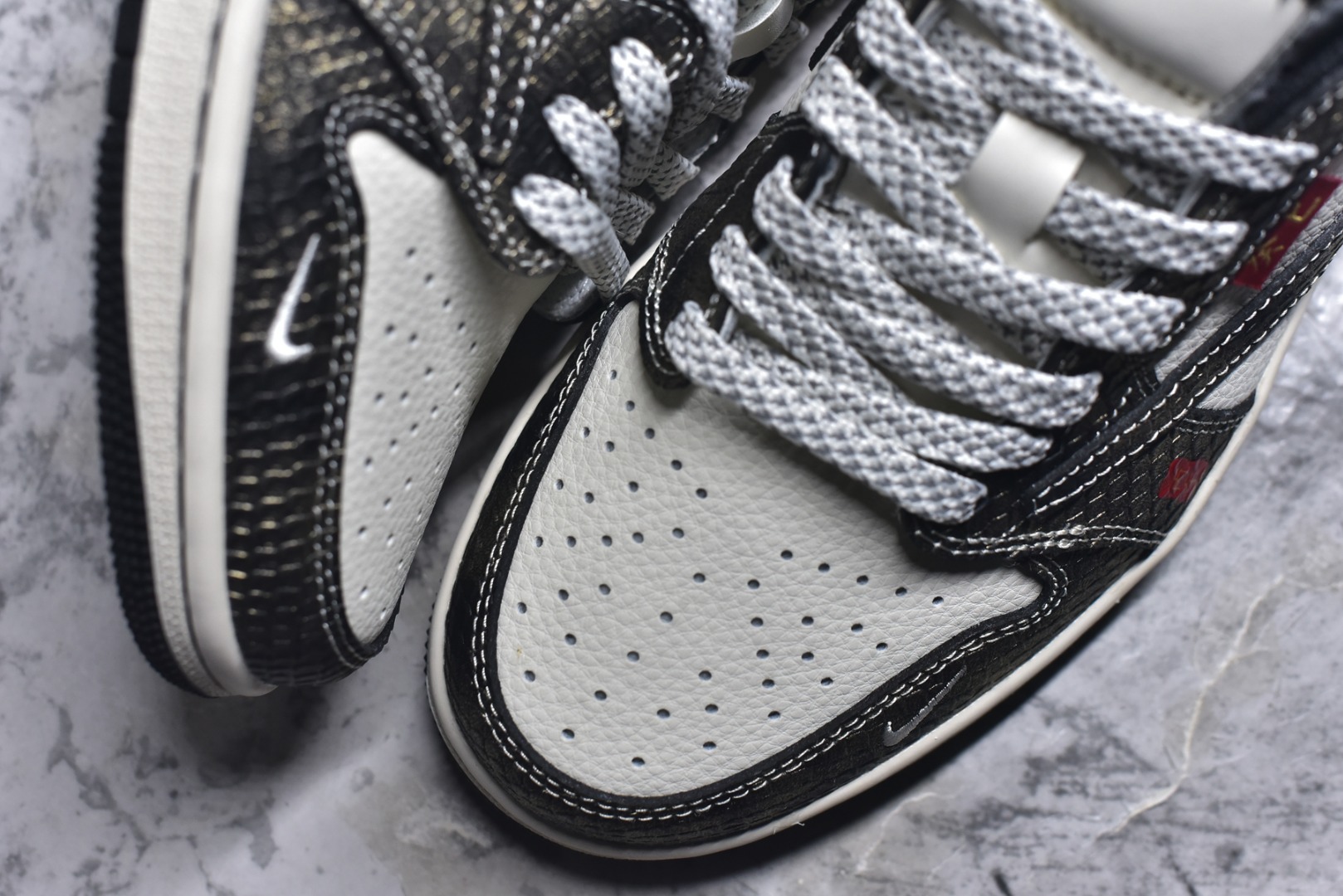 图片[8]-#Travis Scott x Fragment Design x Air Jordan 1 Low OG SP AJ1 蛇年限定 亮黑蛇纹 低帮文化休闲板鞋 YX5066-309 #多方联名合作融合了Travis Scott 独特的音乐风格，藤原浩个性的设计风格以及Jordan品牌的经典元素 使其成为一双具有独特身份和价值的鞋子 清新而立体的外观加上联名标识更突出了其独特身份 这种配色方案显示出活力和时尚感 在视觉上引人注目 鞋身的质感和细腻的细节处理使其显得高端而格调十足 这款“倒钩”联名是设计与创意完美结合 融合多方的个性风格是一款备受瞩目的潮流鞋款 尺码：36 36.5 37.5 38 38.5 39 40 40.5 41 42 42.5 43 44 44.5 45 9.E5-选品中心