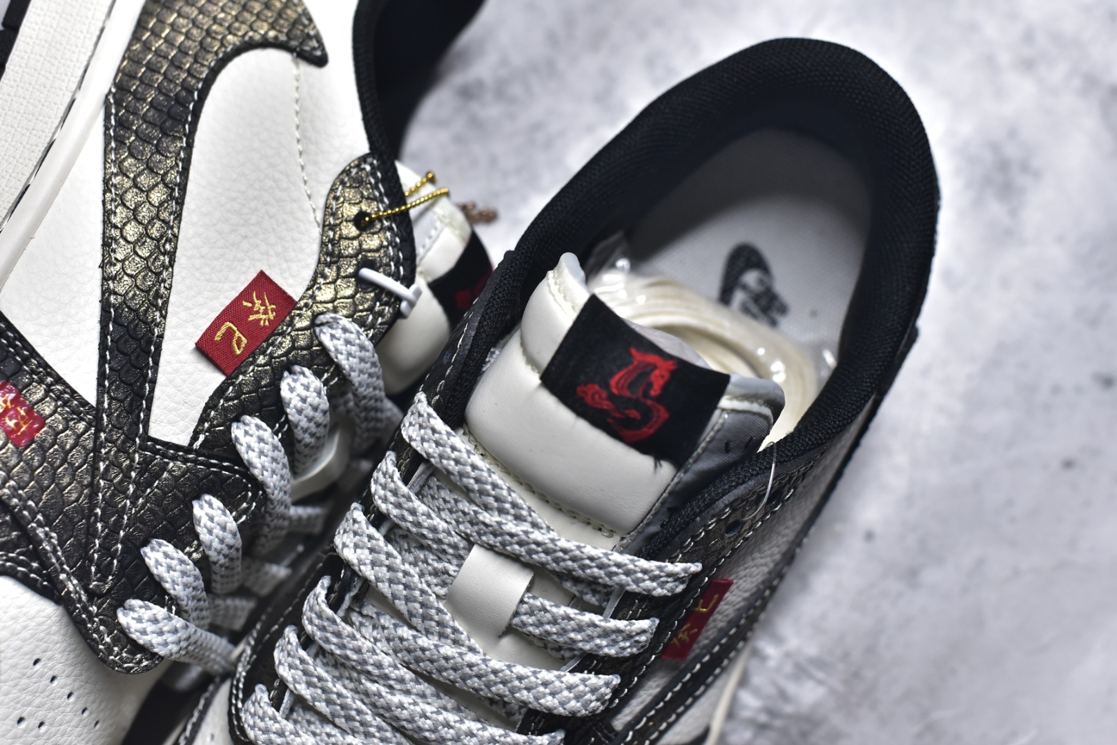 图片[9]-#Travis Scott x Fragment Design x Air Jordan 1 Low OG SP AJ1 蛇年限定 亮黑蛇纹 低帮文化休闲板鞋 YX5066-309 #多方联名合作融合了Travis Scott 独特的音乐风格，藤原浩个性的设计风格以及Jordan品牌的经典元素 使其成为一双具有独特身份和价值的鞋子 清新而立体的外观加上联名标识更突出了其独特身份 这种配色方案显示出活力和时尚感 在视觉上引人注目 鞋身的质感和细腻的细节处理使其显得高端而格调十足 这款“倒钩”联名是设计与创意完美结合 融合多方的个性风格是一款备受瞩目的潮流鞋款 尺码：36 36.5 37.5 38 38.5 39 40 40.5 41 42 42.5 43 44 44.5 45 9.E5-选品中心