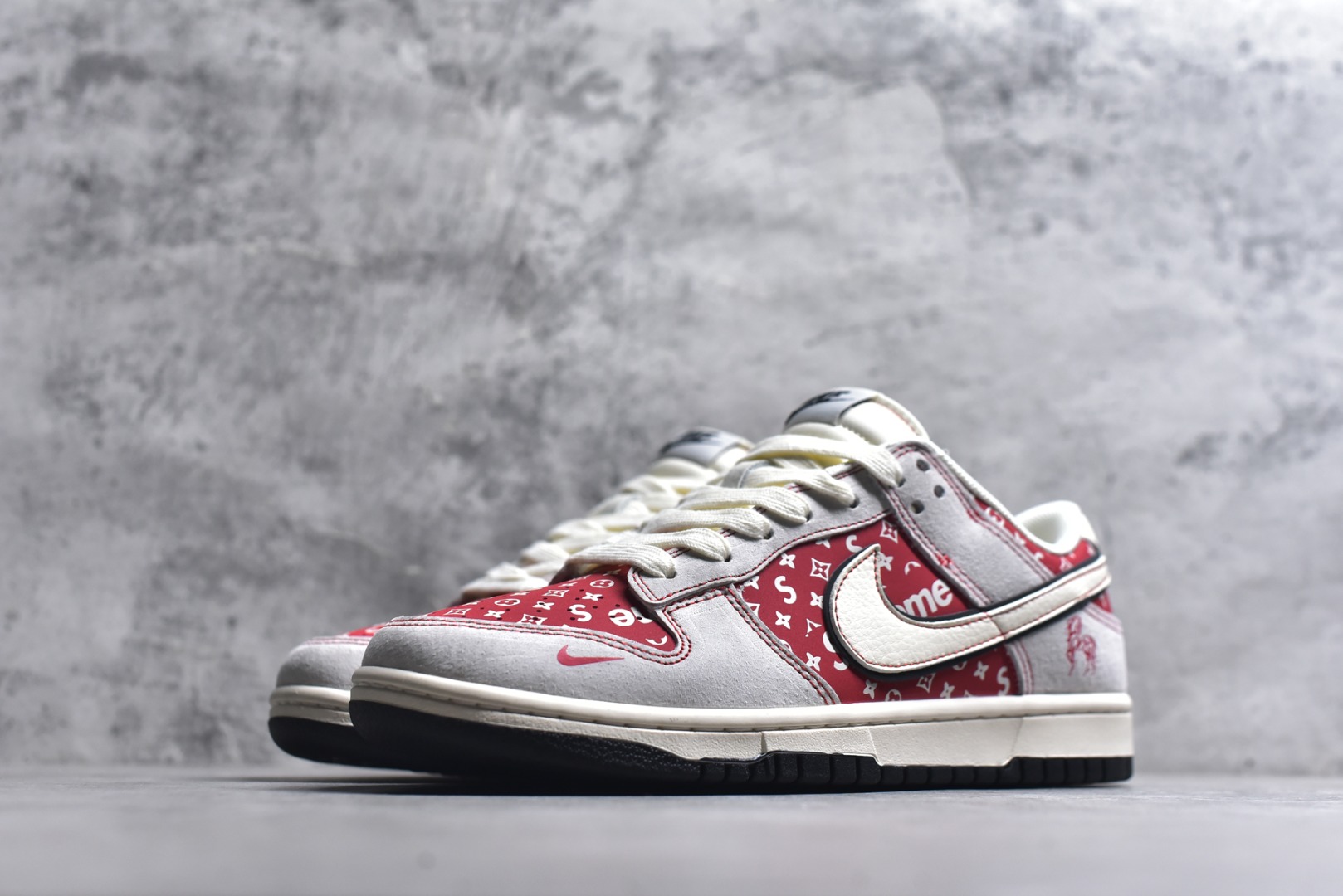 图片[2]-#💥红纹老花炸街王！Nike SB Dunk Low 马年限定款重磅来袭💥 谁能拒绝一双把「街头潮范+典藏质感」揉碎了穿在脚上的 DunK 专属编码款，白红撞色搭配满印老花图腾，皮质 Swoosh 勾嵌在麂皮鞋面，复古与潮流的碰撞直接拉满视觉暴击！ 货号：JP2026-107 尺码：36 36.5 37.5 38 38.5 39 40 40.5 41 42 42.5 43 44 44.5 45-选品中心