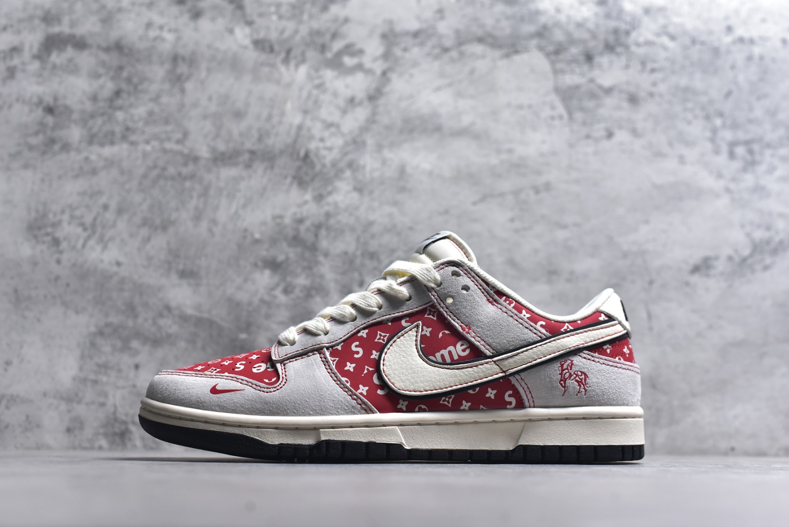 #💥红纹老花炸街王！Nike SB Dunk Low 马年限定款重磅来袭💥 谁能拒绝一双把「街头潮范+典藏质感」揉碎了穿在脚上的 DunK 专属编码款，白红撞色搭配满印老花图腾，皮质 Swoosh 勾嵌在麂皮鞋面，复古与潮流的碰撞直接拉满视觉暴击！ 货号：JP2026-107 尺码：36 36.5 37.5 38 38.5 39 40 40.5 41 42 42.5 43 44 44.5 45-选品中心
