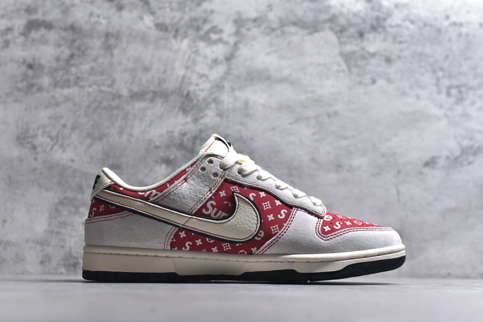 图片[3]-#💥红纹老花炸街王！Nike SB Dunk Low 马年限定款重磅来袭💥 谁能拒绝一双把「街头潮范+典藏质感」揉碎了穿在脚上的 DunK 专属编码款，白红撞色搭配满印老花图腾，皮质 Swoosh 勾嵌在麂皮鞋面，复古与潮流的碰撞直接拉满视觉暴击！ 货号：JP2026-107 尺码：36 36.5 37.5 38 38.5 39 40 40.5 41 42 42.5 43 44 44.5 45-选品中心