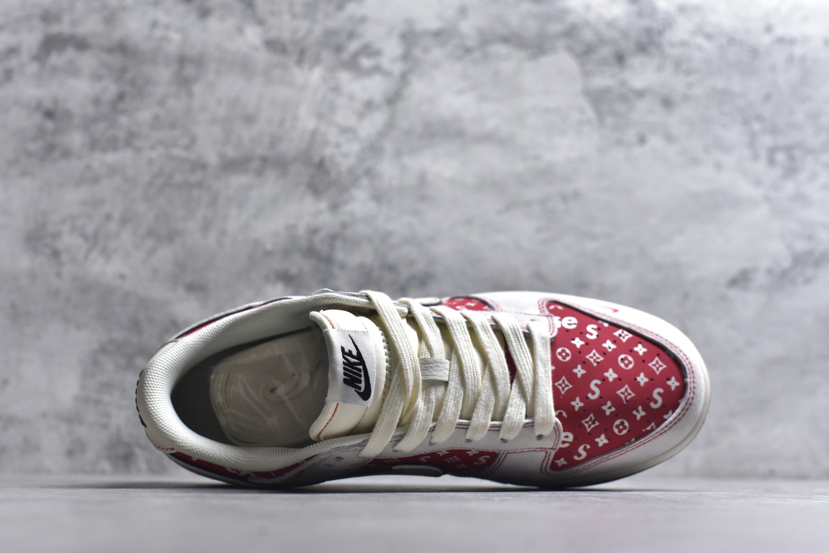 图片[4]-#💥红纹老花炸街王！Nike SB Dunk Low 马年限定款重磅来袭💥 谁能拒绝一双把「街头潮范+典藏质感」揉碎了穿在脚上的 DunK 专属编码款，白红撞色搭配满印老花图腾，皮质 Swoosh 勾嵌在麂皮鞋面，复古与潮流的碰撞直接拉满视觉暴击！ 货号：JP2026-107 尺码：36 36.5 37.5 38 38.5 39 40 40.5 41 42 42.5 43 44 44.5 45-选品中心