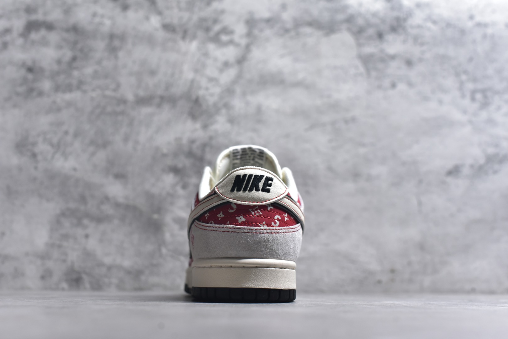 图片[5]-#💥红纹老花炸街王！Nike SB Dunk Low 马年限定款重磅来袭💥 谁能拒绝一双把「街头潮范+典藏质感」揉碎了穿在脚上的 DunK 专属编码款，白红撞色搭配满印老花图腾，皮质 Swoosh 勾嵌在麂皮鞋面，复古与潮流的碰撞直接拉满视觉暴击！ 货号：JP2026-107 尺码：36 36.5 37.5 38 38.5 39 40 40.5 41 42 42.5 43 44 44.5 45-选品中心
