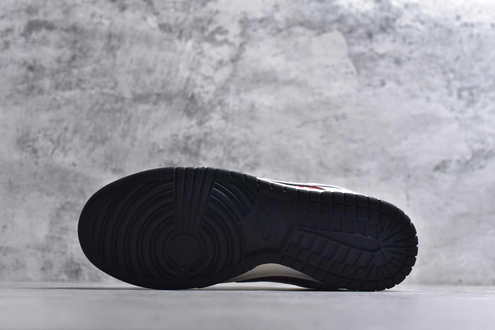 图片[6]-#💥红纹老花炸街王！Nike SB Dunk Low 马年限定款重磅来袭💥 谁能拒绝一双把「街头潮范+典藏质感」揉碎了穿在脚上的 DunK 专属编码款，白红撞色搭配满印老花图腾，皮质 Swoosh 勾嵌在麂皮鞋面，复古与潮流的碰撞直接拉满视觉暴击！ 货号：JP2026-107 尺码：36 36.5 37.5 38 38.5 39 40 40.5 41 42 42.5 43 44 44.5 45-选品中心