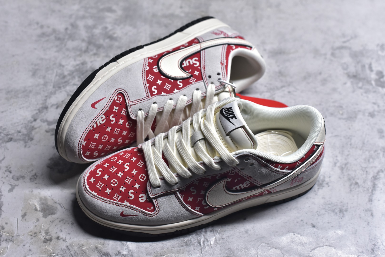 图片[7]-#💥红纹老花炸街王！Nike SB Dunk Low 马年限定款重磅来袭💥 谁能拒绝一双把「街头潮范+典藏质感」揉碎了穿在脚上的 DunK 专属编码款，白红撞色搭配满印老花图腾，皮质 Swoosh 勾嵌在麂皮鞋面，复古与潮流的碰撞直接拉满视觉暴击！ 货号：JP2026-107 尺码：36 36.5 37.5 38 38.5 39 40 40.5 41 42 42.5 43 44 44.5 45-选品中心