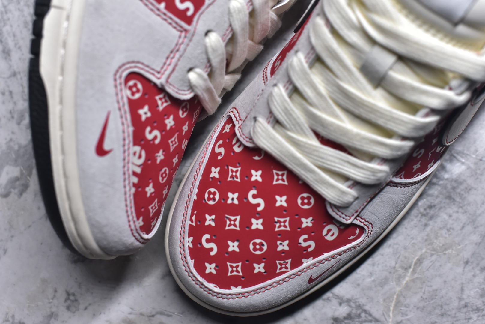 图片[8]-#💥红纹老花炸街王！Nike SB Dunk Low 马年限定款重磅来袭💥 谁能拒绝一双把「街头潮范+典藏质感」揉碎了穿在脚上的 DunK 专属编码款，白红撞色搭配满印老花图腾，皮质 Swoosh 勾嵌在麂皮鞋面，复古与潮流的碰撞直接拉满视觉暴击！ 货号：JP2026-107 尺码：36 36.5 37.5 38 38.5 39 40 40.5 41 42 42.5 43 44 44.5 45-选品中心