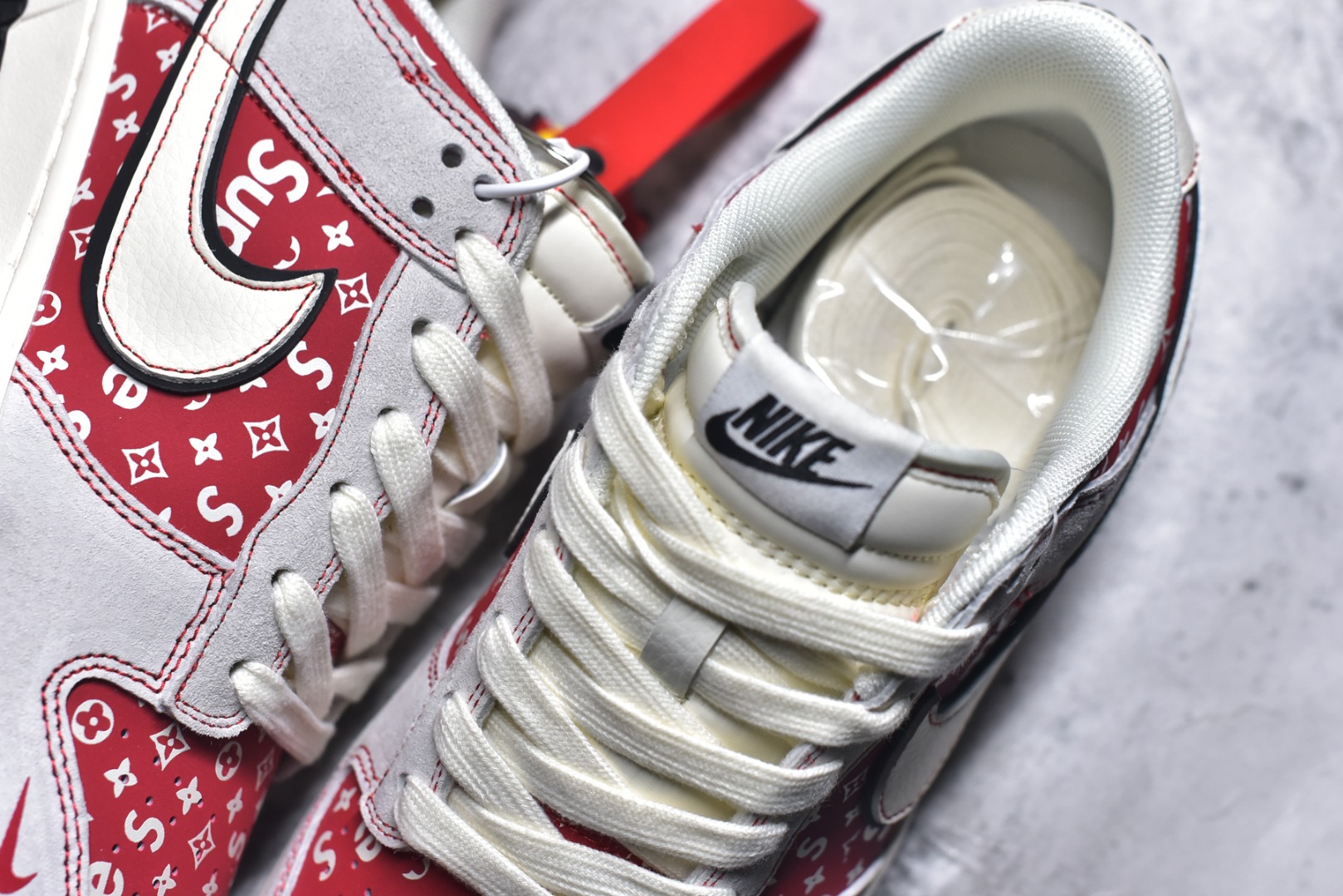 图片[9]-#💥红纹老花炸街王！Nike SB Dunk Low 马年限定款重磅来袭💥 谁能拒绝一双把「街头潮范+典藏质感」揉碎了穿在脚上的 DunK 专属编码款，白红撞色搭配满印老花图腾，皮质 Swoosh 勾嵌在麂皮鞋面，复古与潮流的碰撞直接拉满视觉暴击！ 货号：JP2026-107 尺码：36 36.5 37.5 38 38.5 39 40 40.5 41 42 42.5 43 44 44.5 45-选品中心