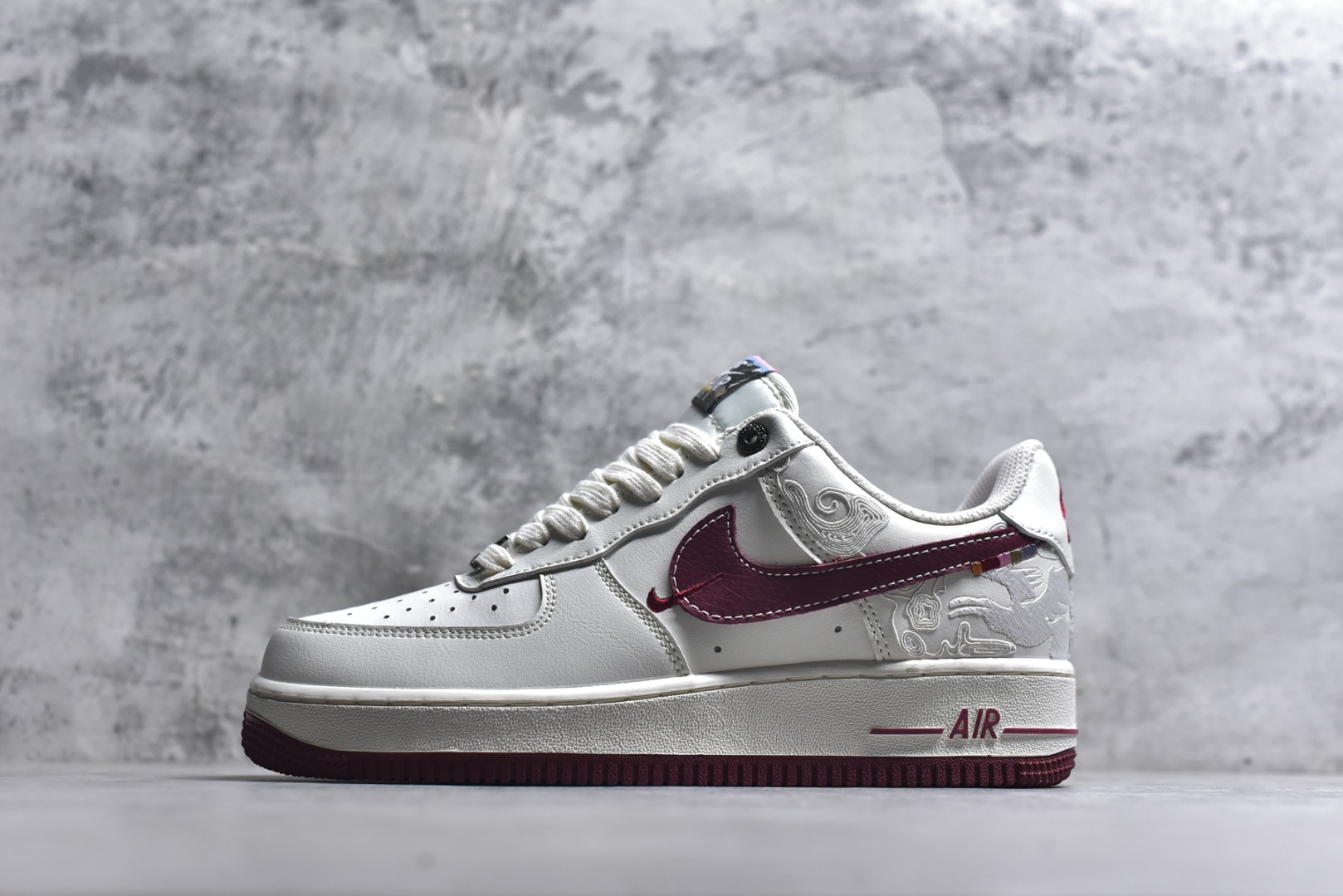 #🐎Nike Air Force 1 马年限定款美到犯规！白红主调搭配祥云暗纹，酒红Swoosh与金色小马挂饰呼应2026马年主题，细节藏满国风巧思。经典AF1低帮鞋型搭载Air气垫中底，脚感软糯又稳脚，专属编码款稀缺度拉满，新年上脚既具年味仪式感，又能轻松拿捏街头潮范！ 货号：DD1982-348 尺码：36 36.5 37.5 38 38.5 39 40 40.5 41 42 42.5 43 44 44.5 45-选品中心