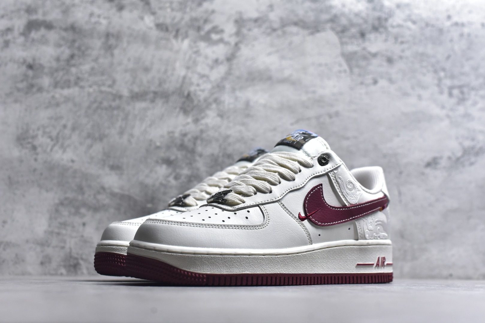 图片[2]-#🐎Nike Air Force 1 马年限定款美到犯规！白红主调搭配祥云暗纹，酒红Swoosh与金色小马挂饰呼应2026马年主题，细节藏满国风巧思。经典AF1低帮鞋型搭载Air气垫中底，脚感软糯又稳脚，专属编码款稀缺度拉满，新年上脚既具年味仪式感，又能轻松拿捏街头潮范！ 货号：DD1982-348 尺码：36 36.5 37.5 38 38.5 39 40 40.5 41 42 42.5 43 44 44.5 45-选品中心