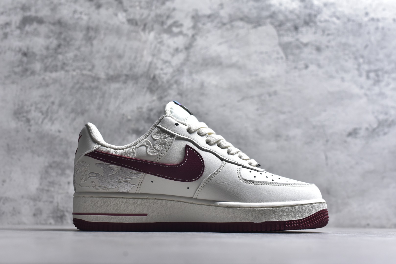 图片[3]-#🐎Nike Air Force 1 马年限定款美到犯规！白红主调搭配祥云暗纹，酒红Swoosh与金色小马挂饰呼应2026马年主题，细节藏满国风巧思。经典AF1低帮鞋型搭载Air气垫中底，脚感软糯又稳脚，专属编码款稀缺度拉满，新年上脚既具年味仪式感，又能轻松拿捏街头潮范！ 货号：DD1982-348 尺码：36 36.5 37.5 38 38.5 39 40 40.5 41 42 42.5 43 44 44.5 45-选品中心