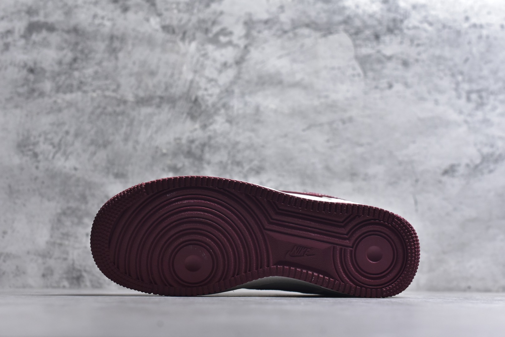 图片[6]-#🐎Nike Air Force 1 马年限定款美到犯规！白红主调搭配祥云暗纹，酒红Swoosh与金色小马挂饰呼应2026马年主题，细节藏满国风巧思。经典AF1低帮鞋型搭载Air气垫中底，脚感软糯又稳脚，专属编码款稀缺度拉满，新年上脚既具年味仪式感，又能轻松拿捏街头潮范！ 货号：DD1982-348 尺码：36 36.5 37.5 38 38.5 39 40 40.5 41 42 42.5 43 44 44.5 45-选品中心