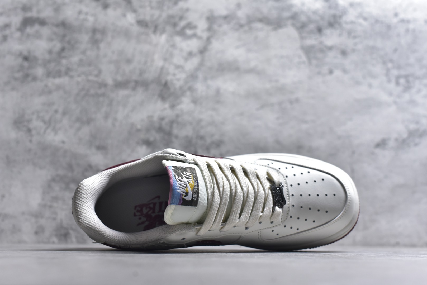 图片[4]-#🐎Nike Air Force 1 马年限定款美到犯规！白红主调搭配祥云暗纹，酒红Swoosh与金色小马挂饰呼应2026马年主题，细节藏满国风巧思。经典AF1低帮鞋型搭载Air气垫中底，脚感软糯又稳脚，专属编码款稀缺度拉满，新年上脚既具年味仪式感，又能轻松拿捏街头潮范！ 货号：DD1982-348 尺码：36 36.5 37.5 38 38.5 39 40 40.5 41 42 42.5 43 44 44.5 45-选品中心