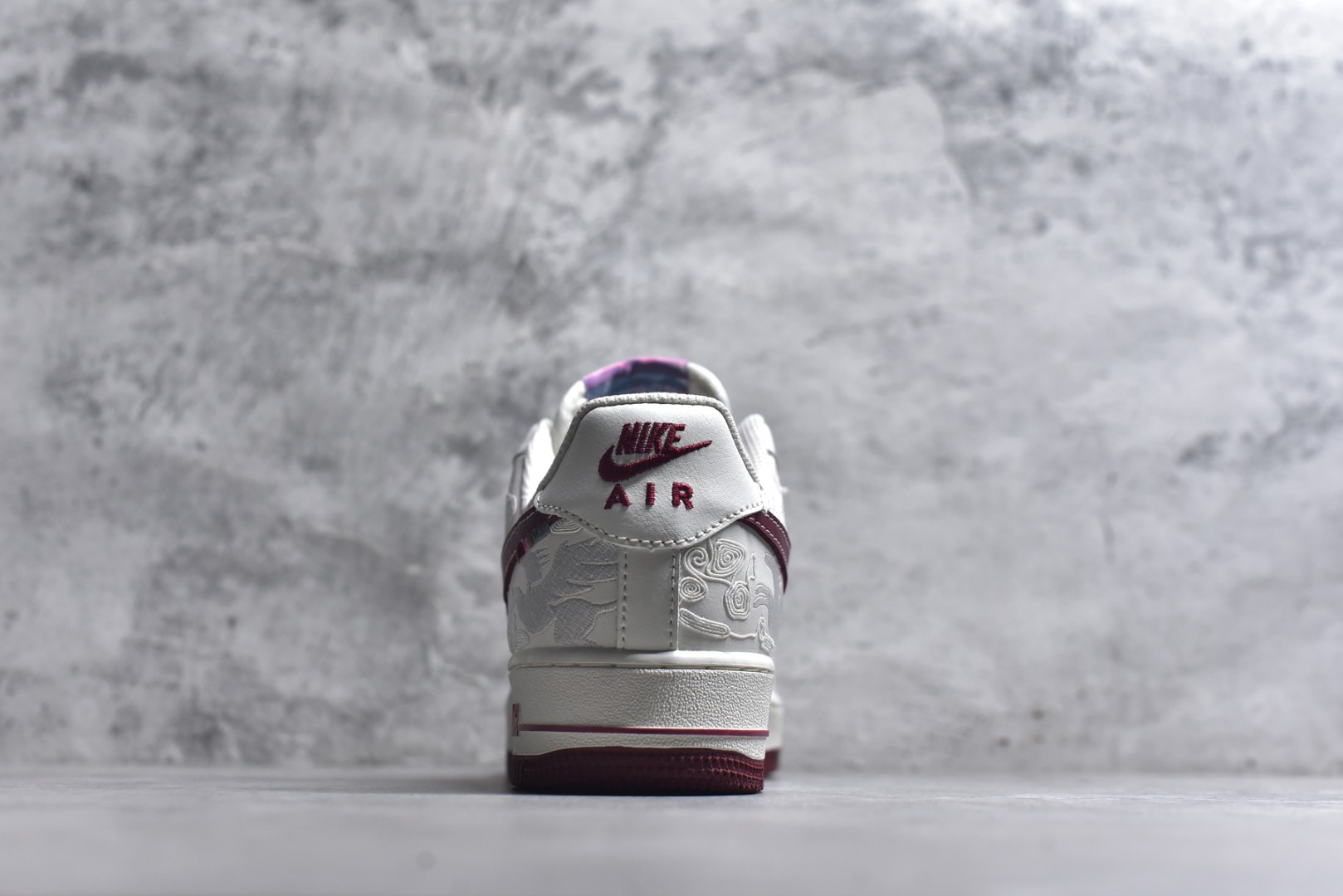 图片[5]-#🐎Nike Air Force 1 马年限定款美到犯规！白红主调搭配祥云暗纹，酒红Swoosh与金色小马挂饰呼应2026马年主题，细节藏满国风巧思。经典AF1低帮鞋型搭载Air气垫中底，脚感软糯又稳脚，专属编码款稀缺度拉满，新年上脚既具年味仪式感，又能轻松拿捏街头潮范！ 货号：DD1982-348 尺码：36 36.5 37.5 38 38.5 39 40 40.5 41 42 42.5 43 44 44.5 45-选品中心