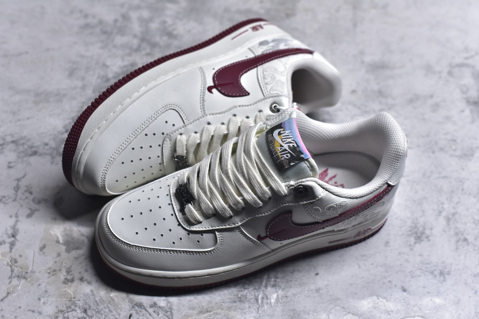 图片[7]-#🐎Nike Air Force 1 马年限定款美到犯规！白红主调搭配祥云暗纹，酒红Swoosh与金色小马挂饰呼应2026马年主题，细节藏满国风巧思。经典AF1低帮鞋型搭载Air气垫中底，脚感软糯又稳脚，专属编码款稀缺度拉满，新年上脚既具年味仪式感，又能轻松拿捏街头潮范！ 货号：DD1982-348 尺码：36 36.5 37.5 38 38.5 39 40 40.5 41 42 42.5 43 44 44.5 45-选品中心