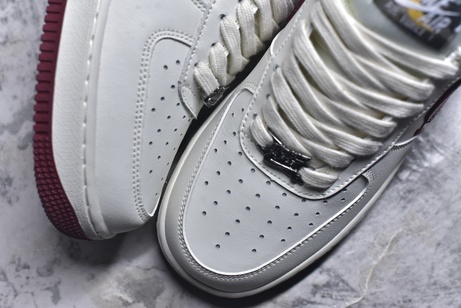 图片[8]-#🐎Nike Air Force 1 马年限定款美到犯规！白红主调搭配祥云暗纹，酒红Swoosh与金色小马挂饰呼应2026马年主题，细节藏满国风巧思。经典AF1低帮鞋型搭载Air气垫中底，脚感软糯又稳脚，专属编码款稀缺度拉满，新年上脚既具年味仪式感，又能轻松拿捏街头潮范！ 货号：DD1982-348 尺码：36 36.5 37.5 38 38.5 39 40 40.5 41 42 42.5 43 44 44.5 45-选品中心