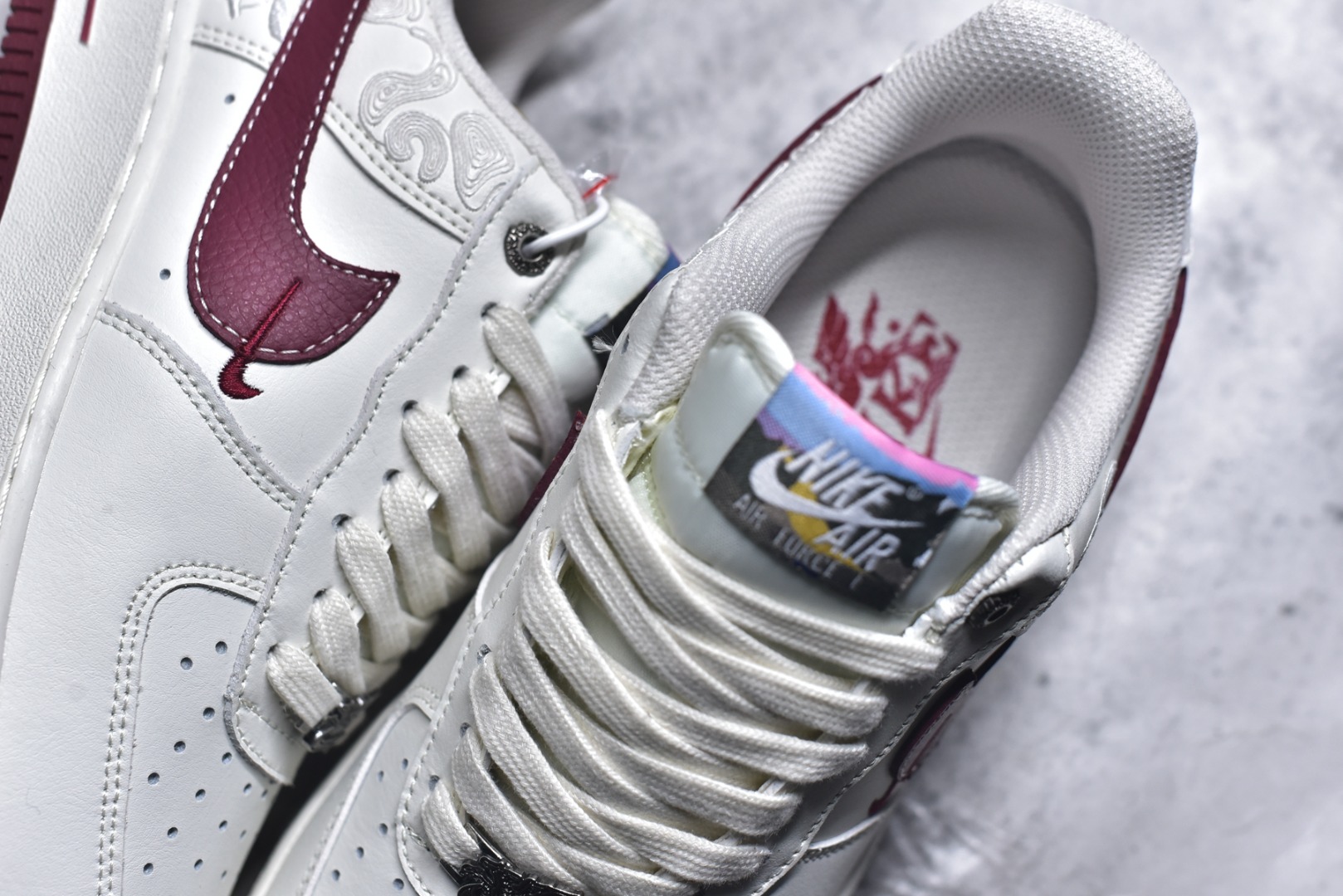 图片[9]-#🐎Nike Air Force 1 马年限定款美到犯规！白红主调搭配祥云暗纹，酒红Swoosh与金色小马挂饰呼应2026马年主题，细节藏满国风巧思。经典AF1低帮鞋型搭载Air气垫中底，脚感软糯又稳脚，专属编码款稀缺度拉满，新年上脚既具年味仪式感，又能轻松拿捏街头潮范！ 货号：DD1982-348 尺码：36 36.5 37.5 38 38.5 39 40 40.5 41 42 42.5 43 44 44.5 45-选品中心