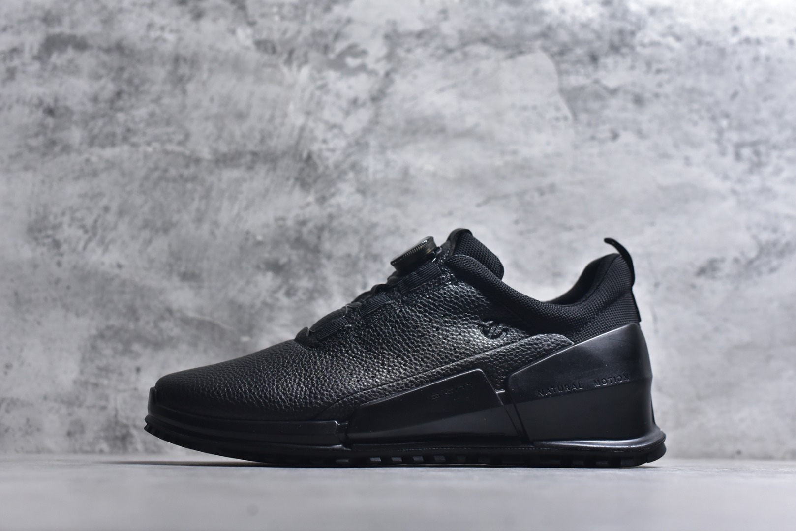 #ECCO爱步跑步鞋百搭舒适 秋冬新款厚底休闲运动鞋男鞋 灵动系列 黄景瑜同款 品质牛皮鞋面 轻盈柔韧 具有良好的透气性 细腻柔软 简约系带设计 可自由调节松紧 贴合脚型 PU泡沫橡胶大底 抓地力强 具有良好的防滑耐磨性 时尚简约 休闲百搭 货号： 800874-01001 尺码：39 40 41 42 43 44-选品中心